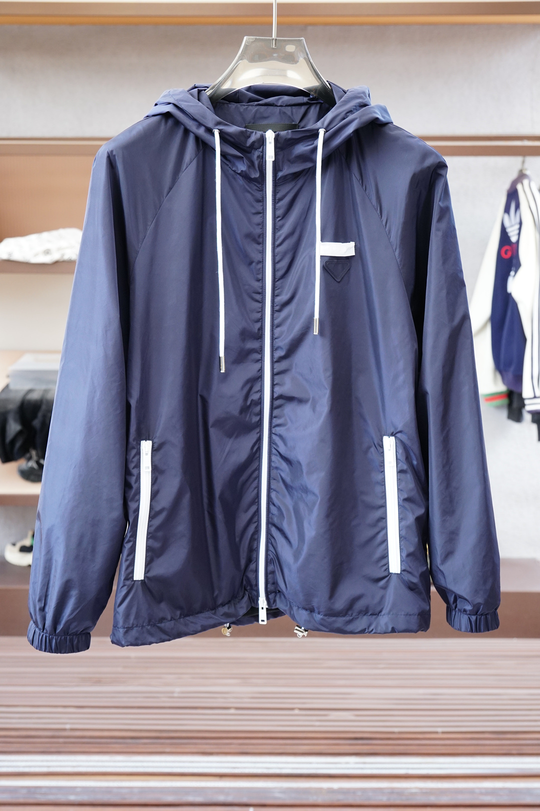 NO:526216,Prada, PRA... The same style for men and women. The new style for 25 autumn and winter is launched in Italy imported counters. Recyclable nylon fabric. Thin removable hat jacket. European counters are synchronized, and the upper body is more casual and elegant. The counter original hardware is luxurious and high-end customized accessories new work!  Luxury brand characteristics logo The latest model of the counter is on the market, with the highest quality shipment in the market, original auxiliary materials, the ultimate luxury!  Soft and comfortable. The upper body is so handsome!  Suitable for any scene in spring and autumn. Blue Size 48-56 (175 125 catties 48), Prada, Prada, Jackets & coats, Hats, Alexander wang19860909普拉达,PRA……男女同款 25秋冬季新款上市意大利进口专柜可再生尼龙面料 薄款可拆卸帽外套.欧洲专柜同步,上身更随意大方,专柜原版五金奢华高档定制配饰新作！奢华品牌特质logo 专柜最新款上市,市场最高品质出货、原版辅料,奢华极致！柔软舒适.上身爆帅！春秋季节适合任意场景 蓝色 尺码48-56（175 125斤48）,,prada,prada,jackets & coats,hats,alexander wang,Men's clothing