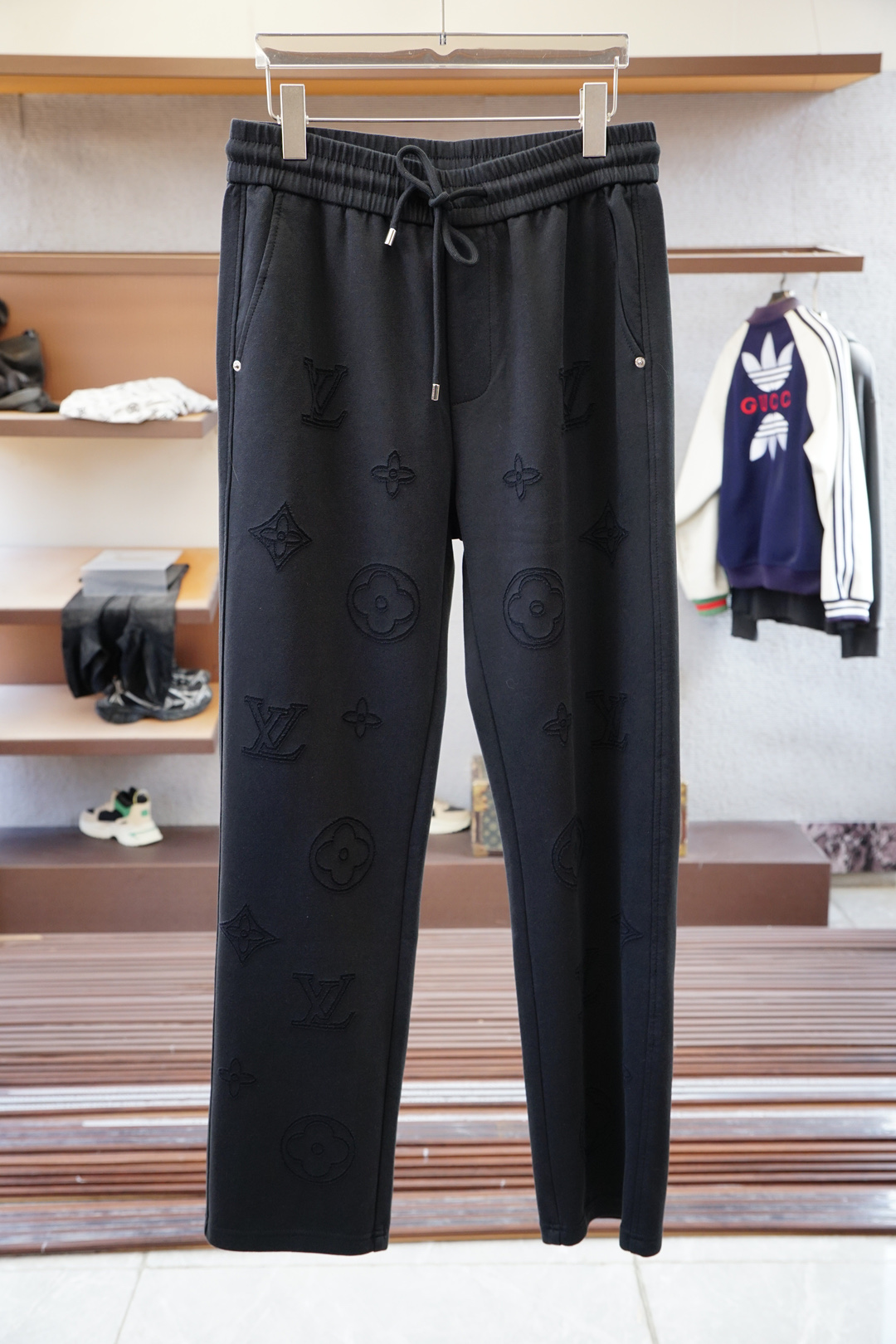 NO:527294,Lv Louis Vuitton-2025 Autumn and Winter Men's Leisure Pants Fine Cotton and Spandex Fabric Leisure Pants, the latest top-body style is invincible!  This pants are very versatile, elastic waist, and can be worn for daily work. They are the perfect combination of fashionable and casual and outdoor sports, so whether you wear them normally or outdoors, they are your best choice. Extreme comfort and quick sweating are the most popular key points, improving the comfort of wearing and suitable for aerobics and trail running conditions. This style is a jogging casual pants with an extremely wide range of applications, allowing you to naturally maintain a love for sports in summer, or you can wear them in casual life. Size M-3XL, black color,,louis vuitton,louis vuitton,alexander wang19860909Lv 路易威登-2025 秋冬男士休闲裤 细棉加氨纶面料休闲裤,最新款上身版型无敌正！ 绝对可以闭眼收的一款 此款裤子非常百搭,弹力腰围,日常上班 户外运动都可以穿着,是时尚休闲与户外运动的完美结合,所以无论您平时穿或者户外穿都是您的最佳选择. 极致舒适和快速排汗是备受青睐的重点,提升穿着舒适度,适合有氧运动和越野跑条件下穿着,此款是一件适用范围极其广泛的跑步休闲裤,让你在夏天自然可以保持对运动热爱,也可以在休闲生活中穿着 尺码M-3XL, 颜色黑色,,louis vuitton,louis vuitton,alexander wang,Men's clothing