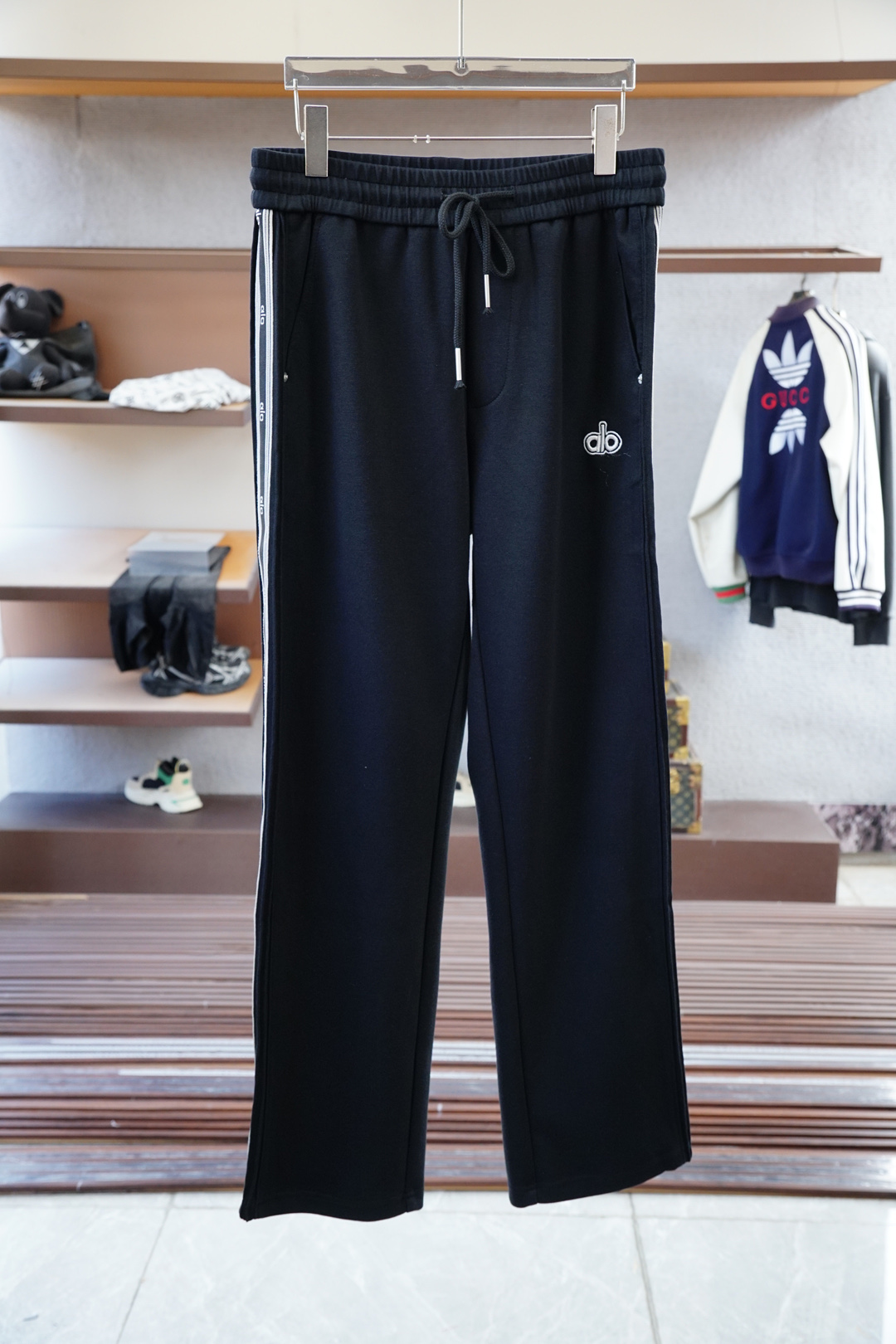 NO:527295,Oupa/2025 autumn and winter men's casual pants, fine cotton and spandex fabric casual pants, the latest upper body style is invincible!  This pants are very versatile, elastic waist, and can be worn for daily work. They are a perfect combination of fashionable and casual and outdoor sports, so whether you wear them normally or outdoors, they are your best choice. Extreme comfort and quick sweating are the most popular key points, improving the comfort of wearing and suitable for aerobics and trail running conditions. This style is a running casual pants with an extremely wide range of applications, allowing you to naturally maintain a love for sports in summer, or you can wear them in casual life. Size M-3XL, black color, alexander wang19860909欧跑/2025 秋冬男士休闲裤 细棉加氨纶面料休闲裤,最新款上身版型无敌正！ 绝对可以闭眼收的一款 此款裤子非常百搭,弹力腰围,日常上班 户外运动都可以穿着,是时尚休闲与户外运动的完美结合,所以无论您平时穿或者户外穿都是您的最佳选择. 极致舒适和快速排汗是备受青睐的重点,提升穿着舒适度,适合有氧运动和越野跑条件下穿着,此款是一件适用范围极其广泛的跑步休闲裤,让你在夏天自然可以保持对运动热爱,也可以在休闲生活中穿着 尺码M-3XL, 颜色黑色,,alexander wang,Men's clothing