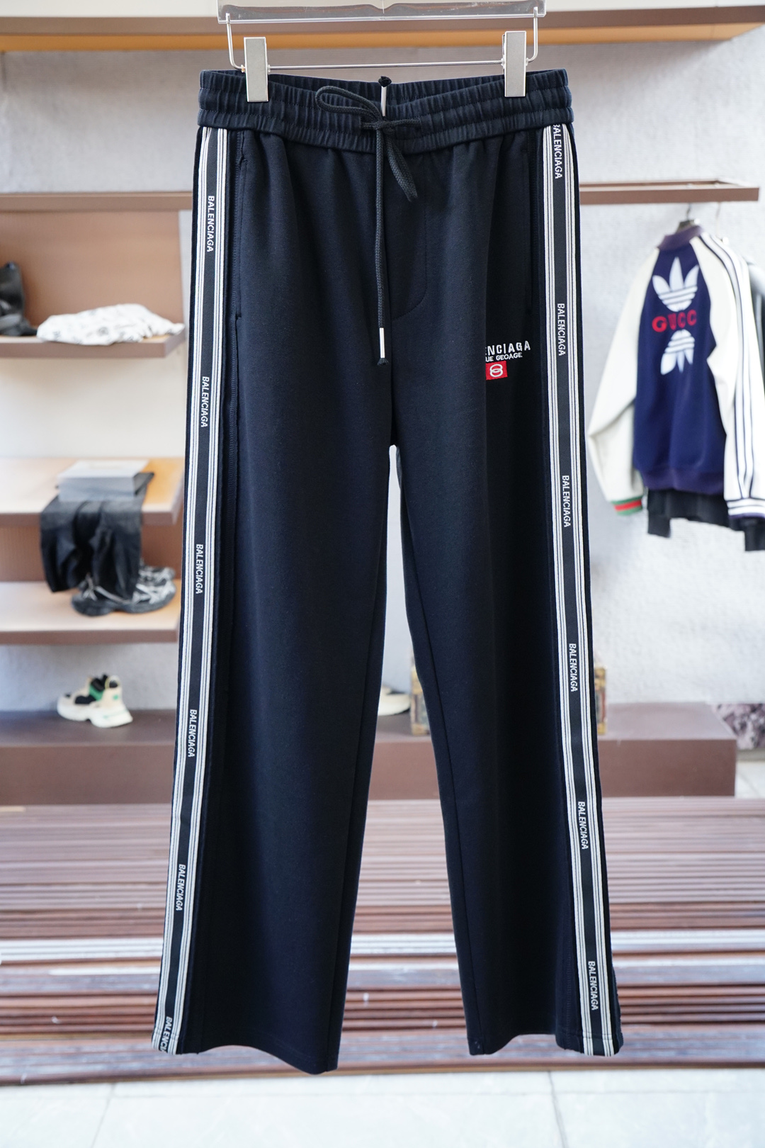 NO:526233,Balenciaga-2025 autumn and winter men's casual pants, fine cotton and spandex fabric casual pants, the latest upper body style is invincible!  This pants are very versatile, elastic waistline, and can be worn for daily work. They are the perfect combination of fashionable and leisure and outdoor sports, so whether you wear them normally or outdoors, they are your best choice. Extreme comfort and quick sweating are the most popular key points, improving the comfort of wearing and suitable for aerobics and trail running conditions. This style is a running casual pants with an extremely wide range of applications, allowing you to naturally maintain a love for sports in summer, or you can wear them in casual life. Size M-3XL, color black gray,,balenciaga,alexander wang19860909巴黎世家-2025 秋冬男士休闲裤 细棉加氨纶面料休闲裤,最新款上身版型无敌正！ 绝对可以闭眼收的一款 此款裤子非常百搭,弹力腰围,日常上班 户外运动都可以穿着,是时尚休闲与户外运动的完美结合,所以无论您平时穿或者户外穿都是您的最佳选择. 极致舒适和快速排汗是备受青睐的重点,提升穿着舒适度,适合有氧运动和越野跑条件下穿着,此款是一件适用范围极其广泛的跑步休闲裤,让你在夏天自然可以保持对运动热爱,也可以在休闲生活中穿着 尺码M-3XL, 颜色黑色灰色,,balenciaga,alexander wang,Men's clothing