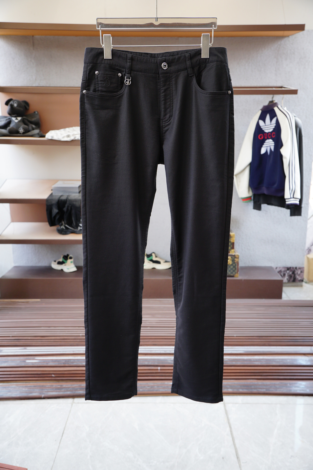 NO:526241,BBR Burberry/New style is coming in autumn and winter new casual trousers, high-end custom series. Imported high-density pure cotton craft is comfortable, soft and skin-friendly, straight and not easy to wrinkle, simple and clear, super versatile, super fashionable and versatile, straight and stylish, a must-have for the wardrobe!  Suitable for any occasion 30-38 pickup next day without 35,37, burberry, alexander wang19860909BBR 巴宝莉/新款来袭秋冬新款休闲西裤,高端定制系列.进口高密度纯棉工艺舒适柔软亲肤,笔挺不易起皱,简单明了,超级百搭上身效果超级棒时尚百搭,笔挺有型,衣橱必备！适合任何场合穿着 30-38隔天取货无35,37,,burberry,alexander wang,Men's clothing