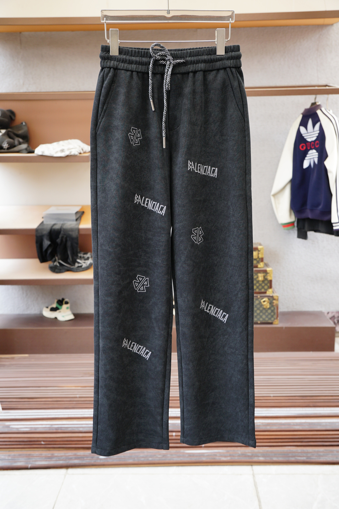 NO:526235,Balenciaga-2025 autumn and winter men's casual pants, fine cotton and spandex fabric casual pants, the latest upper body style is invincible!  This pants are very versatile, elastic waist, and can be worn for daily work. They are the perfect combination of fashionable and casual and outdoor sports, so whether you wear them normally or outdoors, they are your best choice. Extreme comfort and quick sweating are the most popular key points, improving the comfort of wearing and suitable for aerobics and trail running conditions. This style is a jogging casual pants with an extremely wide range of applications, allowing you to naturally maintain a love for sports in summer, or you can wear them in casual life. Size M-3XL, black color, ,balenciaga, alexander wang19860909巴黎世家-2025 秋冬男士休闲裤 细棉加氨纶面料休闲裤,最新款上身版型无敌正！ 绝对可以闭眼收的一款 此款裤子非常百搭,弹力腰围,日常上班 户外运动都可以穿着,是时尚休闲与户外运动的完美结合,所以无论您平时穿或者户外穿都是您的最佳选择. 极致舒适和快速排汗是备受青睐的重点,提升穿着舒适度,适合有氧运动和越野跑条件下穿着,此款是一件适用范围极其广泛的跑步休闲裤,让你在夏天自然可以保持对运动热爱,也可以在休闲生活中穿着 尺码M-3XL, 颜色黑色,,balenciaga,alexander wang,Men's clothing