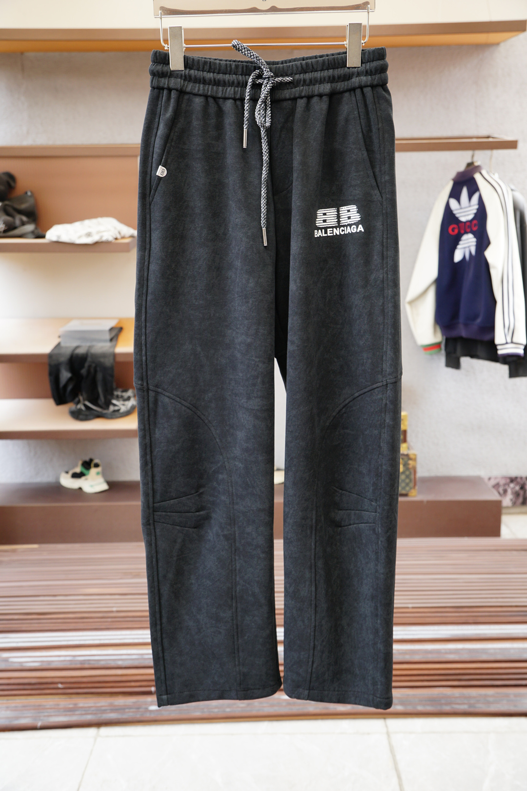 NO:526242,Balenciaga-2025 autumn and winter men's casual pants, fine cotton and spandex fabric casual pants, the latest upper body style is invincible!  This pants are very versatile, elastic waist, and can be worn for daily work. They are the perfect combination of fashionable and leisure and outdoor sports, so whether you wear them normally or outdoors, they are your best choice. Extreme comfort and quick sweating are the most popular key points, improving the comfort of wearing and suitable for aerobics and trail running conditions. This style is a running casual pants with an extremely wide range of applications, allowing you to naturally maintain a love for sports in summer, or you can wear them in casual life. Size M-3XL, gray, black, balenciaga, alexander wang19860909巴黎世家-2025 秋冬男士休闲裤 细棉加氨纶面料休闲裤,最新款上身版型无敌正！ 绝对可以闭眼收的一款 此款裤子非常百搭,弹力腰围,日常上班 户外运动都可以穿着,是时尚休闲与户外运动的完美结合,所以无论您平时穿或者户外穿都是您的最佳选择. 极致舒适和快速排汗是备受青睐的重点,提升穿着舒适度,适合有氧运动和越野跑条件下穿着,此款是一件适用范围极其广泛的跑步休闲裤,让你在夏天自然可以保持对运动热爱,也可以在休闲生活中穿着 尺码M-3XL,灰色 颜色黑色,,balenciaga,alexander wang,Men's clothing