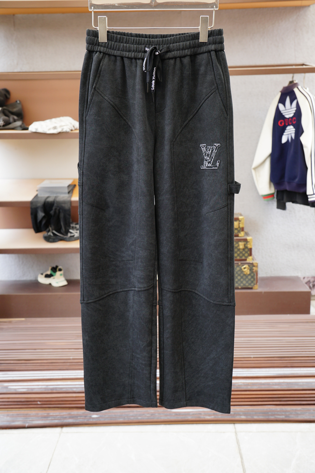 NO:526244,Lv-Louis Vuitton-2025 Autumn and Winter Men's Leisure Pants Fine Cotton and Spandex Fabric Leisure Pants, the latest top-body style is invincible!  This pants are very versatile, elastic waist, and can be worn for daily work. They are the perfect combination of fashionable and casual and outdoor sports, so whether you wear them normally or outdoors, they are your best choice. Extreme comfort and quick sweating are the most popular key points, improving the comfort of wearing and suitable for aerobics and trail running conditions. This style is a jogging casual pants with an extremely wide range of applications, allowing you to naturally maintain a love for sports in summer, or you can wear them in casual life. Size M-3XL, color black and gray,,louis vuitton,louis vuitton,alexander wang19860909Lv-路易威登-2025 秋冬男士休闲裤 细棉加氨纶面料休闲裤,最新款上身版型无敌正！ 绝对可以闭眼收的一款 此款裤子非常百搭,弹力腰围,日常上班 户外运动都可以穿着,是时尚休闲与户外运动的完美结合,所以无论您平时穿或者户外穿都是您的最佳选择. 极致舒适和快速排汗是备受青睐的重点,提升穿着舒适度,适合有氧运动和越野跑条件下穿着,此款是一件适用范围极其广泛的跑步休闲裤,让你在夏天自然可以保持对运动热爱,也可以在休闲生活中穿着 尺码M-3XL, 颜色黑色灰色,,louis vuitton,louis vuitton,alexander wang,Men's clothing