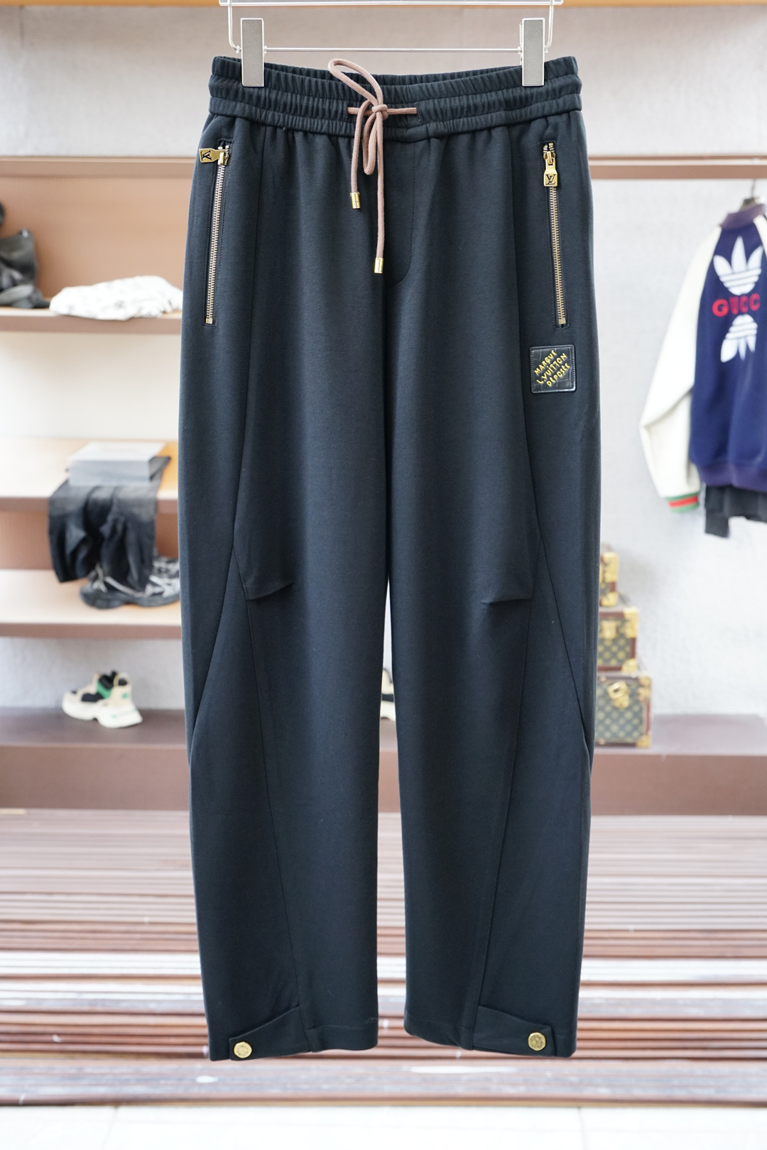 NO:526246,LV Louis Vuitton-2025 Autumn and Winter Men's Leisure Pants Fine Cotton and Spandex Fabric Leisure Pants, the latest top-body style is invincible!  This pants are very versatile, elastic waist, and can be worn for daily work. They are the perfect combination of fashionable and casual and outdoor sports, so whether you wear them normally or outdoors, they are your best choice. Extreme comfort and quick sweating are the most popular key points, improving the comfort of wearing and suitable for aerobics and trail running conditions. This style is a jogging casual pants with an extremely wide range of applications, allowing you to naturally maintain a love for sports in summer, or you can wear them in casual life. Size M-3XL, black color,,louis vuitton,louis vuitton,alexander wang19860909LV 路易威登-2025 秋冬男士休闲裤 细棉加氨纶面料休闲裤,最新款上身版型无敌正！ 绝对可以闭眼收的一款 此款裤子非常百搭,弹力腰围,日常上班 户外运动都可以穿着,是时尚休闲与户外运动的完美结合,所以无论您平时穿或者户外穿都是您的最佳选择. 极致舒适和快速排汗是备受青睐的重点,提升穿着舒适度,适合有氧运动和越野跑条件下穿着,此款是一件适用范围极其广泛的跑步休闲裤,让你在夏天自然可以保持对运动热爱,也可以在休闲生活中穿着 尺码M-3XL, 颜色黑色,,louis vuitton,louis vuitton,alexander wang,Men's clothing