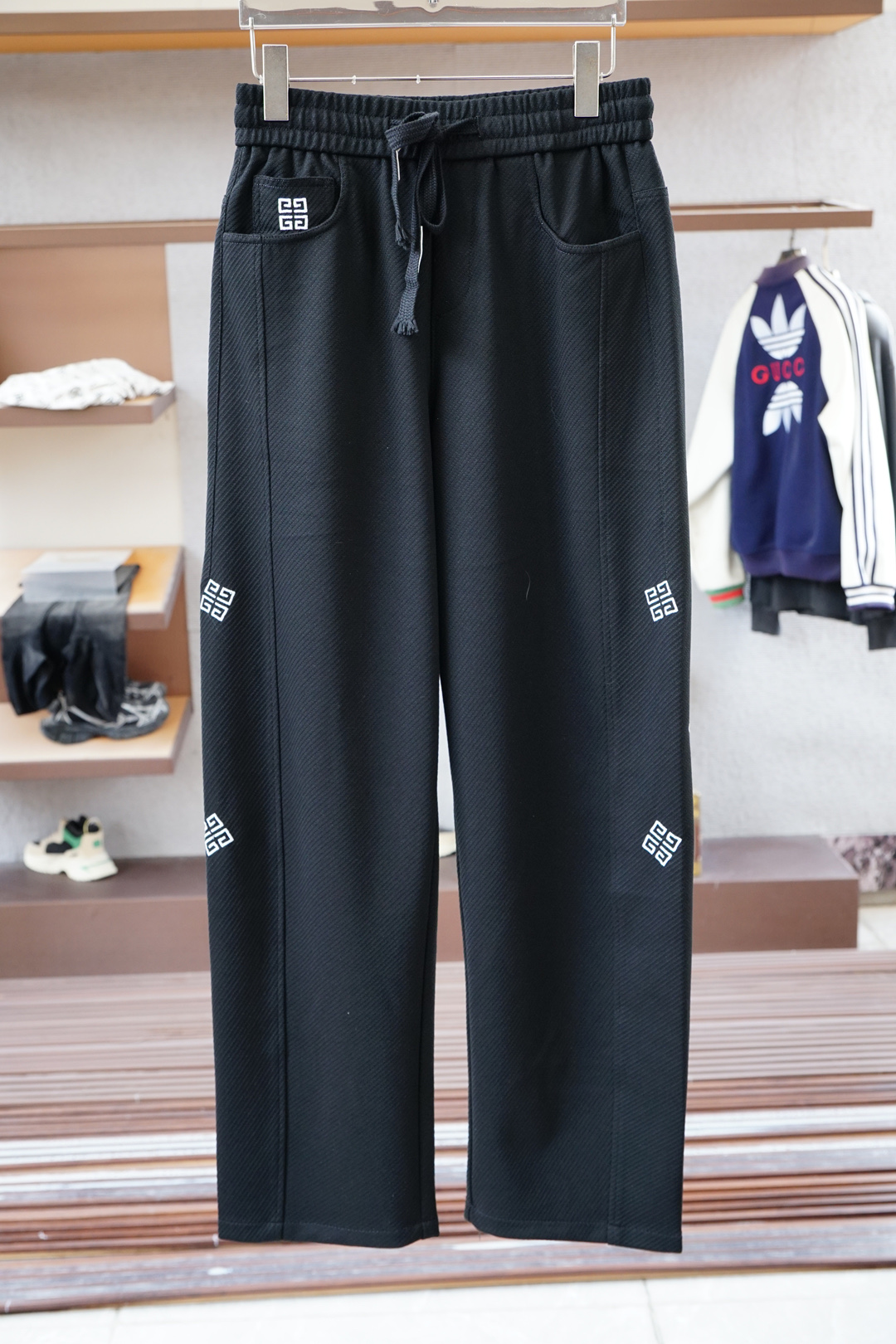 NO:526229,Givenchy-2025 autumn and winter men's casual pants, fine cotton and spandex fabric casual pants, the latest top body style is invincible!  This pants are very versatile, elastic waist, and can be worn for daily work. They are the perfect combination of fashionable and leisure and outdoor sports, so whether you wear them normally or outdoors, they are your best choice. Extreme comfort and quick sweating are the most popular key points, improving the comfort of wearing and suitable for aerobics and trail running conditions. This style is a jogging casual pants with an extremely wide range of applications, allowing you to naturally maintain a love for sports in summer, or you can wear them in casual life. Size M-3XL, color black gray, given, alexander wang19860909纪梵希-2025 秋冬男士休闲裤 细棉加氨纶面料休闲裤,最新款上身版型无敌正！ 绝对可以闭眼收的一款 此款裤子非常百搭,弹力腰围,日常上班 户外运动都可以穿着,是时尚休闲与户外运动的完美结合,所以无论您平时穿或者户外穿都是您的最佳选择. 极致舒适和快速排汗是备受青睐的重点,提升穿着舒适度,适合有氧运动和越野跑条件下穿着,此款是一件适用范围极其广泛的跑步休闲裤,让你在夏天自然可以保持对运动热爱,也可以在休闲生活中穿着 尺码M-3XL, 颜色黑色灰色,,givenchy,alexander wang,Men's clothing