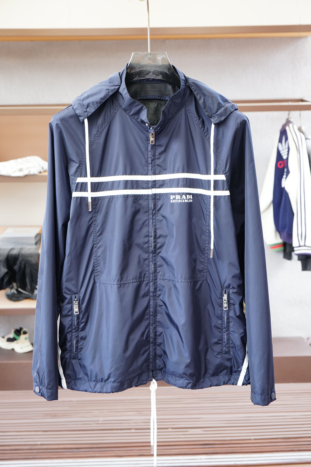 NO:526214,, Ah Prada Prada/PRA... The same style for men and women. The new style for 25 autumn and winter is launched in Italy imported counters. Recyclable nylon fabric, thin removable hat jacket. The European counter is synchronized, and the upper body is more casual and elegant. The counter original hardware is luxurious and high-end customized accessories new work!  Luxury brand characteristics logo The latest model of the counter is on the market, with the highest quality shipment in the market, original auxiliary materials, the ultimate luxury!  Soft and comfortable. The upper body is so handsome!  Suitable for any scene in spring and autumn. Blue Size 48-56 (175 125 catties 48), Prada, Prada, Jackets & coats, Hats, Alexander wang19860909,啊Prada普拉达/PRA……男女同款 25秋冬季新款上市意大利进口专柜可再生尼龙面料 薄款可拆卸帽外套.欧洲专柜同步,上身更随意大方,专柜原版五金奢华高档定制配饰新作！奢华品牌特质logo 专柜最新款上市,市场最高品质出货、原版辅料,奢华极致！柔软舒适.上身爆帅！春秋季节适合任意场景 蓝色 尺码48-56（175 125斤48）,,prada,prada,jackets & coats,hats,alexander wang,Men's clothing