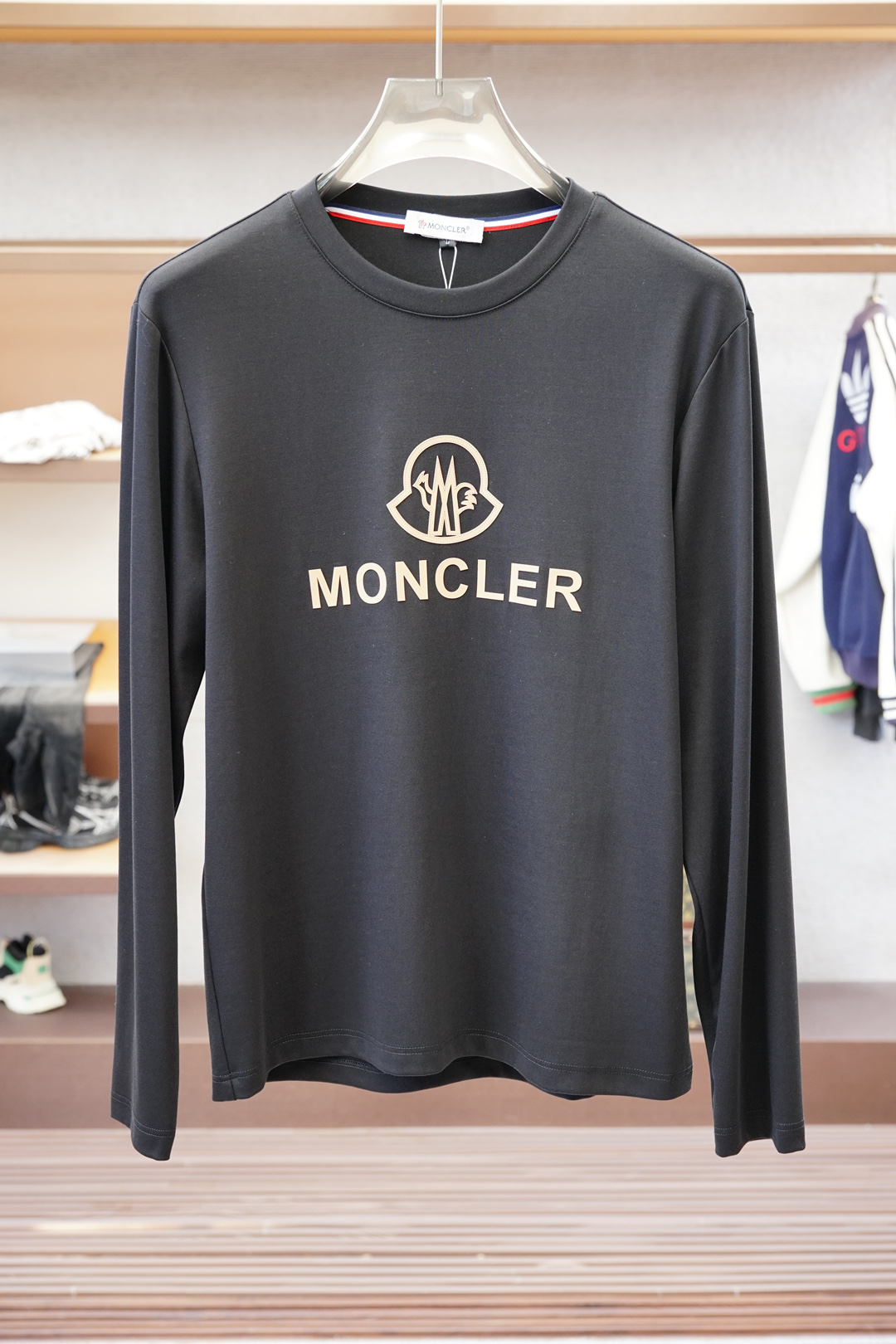 NO:528335,Moncler- 2025 autumn and winter new product, classic 'LOGO embroidery basic round neck long-sleeved T-shirt base shirt for men! Trading company channels are rare, and it is sold simultaneously with GW. It is made of imported 26S double yarn pure cotton material. The fabric is thick and moderate, the texture is soft and dense, crisp and smooth, and the skin has good breathability and moisture absorption. It is matched with the same color dyed ribbed collar cuff splicing to increase the comfort to 100%. The classic LOGO embroidery design on the chest of the clothes, and the offset logo on the left cuff echoes the quality. The style cut is a slim style. It is very exquisite, showing the aura, and highlighting the exquisiteness of business men. This is the uniqueness, the right slim fit, and the upper body effect is very good.  Size 48/M-56/3XL, Moncler,tees,t-shirt,alexander wang19860909蒙口/moncler- 2025秋冬新品,男士胸前经典'LOGO刺绣基础款圆领长袖T恤打底衫！贸易公司渠道稀出,同步GW发售,选用客供进口26S双纱纯棉材质制成,面料厚实适中,质地柔软绵密、挺括垂顺,贴肤具有良好的透气吸湿性,搭配同缸色染罗纹领口袖口拼接,将舒适度提升到百分百,衣身胸前经典LOGO刺绣设计,,搭配左袖口处胶印徽标相呼应,品质的象征.版型剪裁属于修身款 非常精致,显气场,又会凸显商务男士的精致,这就是独到之处,恰到好处的修身,上身效果非常赞, 尺码48/M-56/3XL,,Moncler,tees，t-shirt,alexander wang,Men's clothing