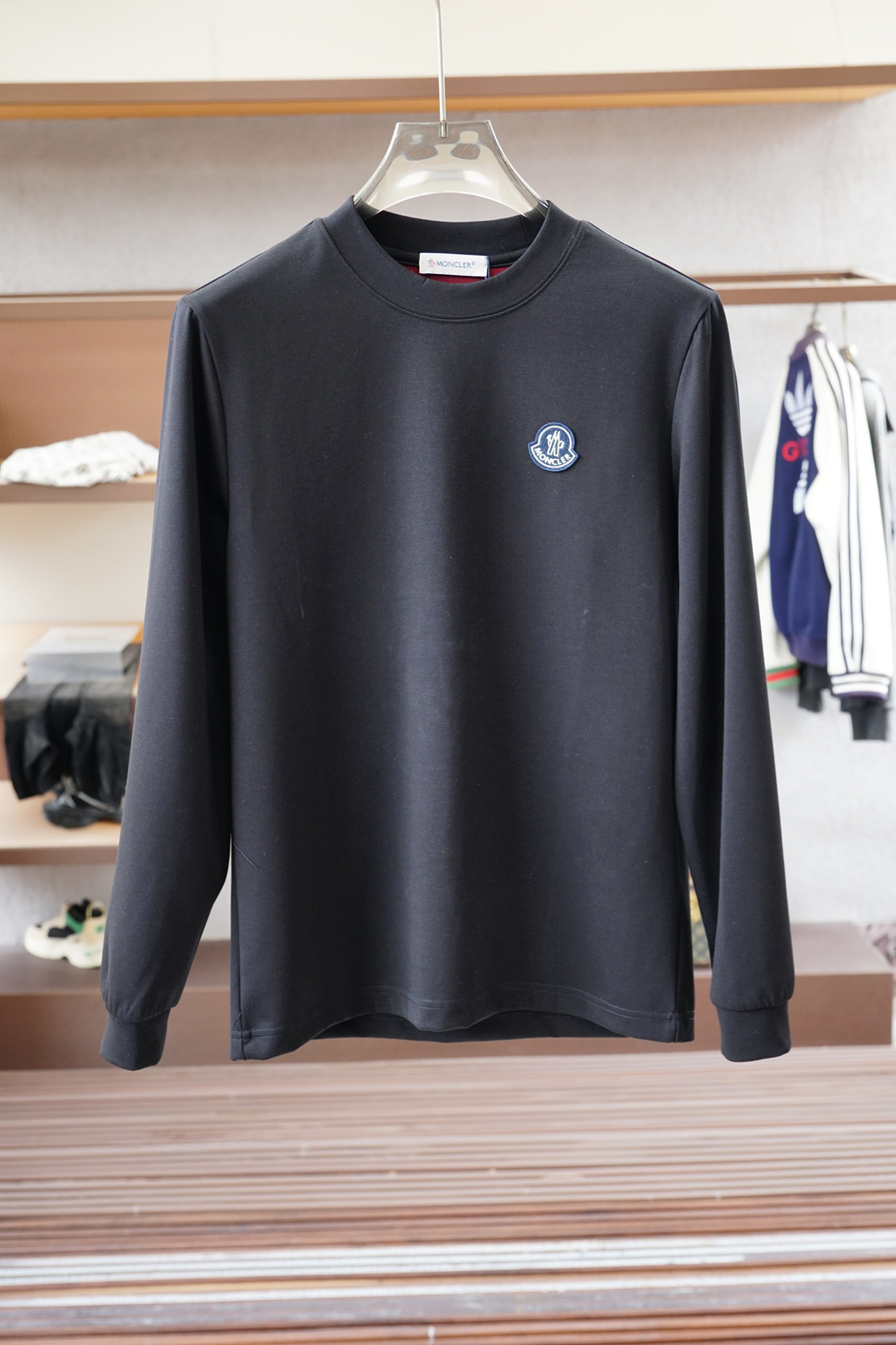 NO:527268,Banded - high-end ready-to-wear 2025 autumn and winter basement series!  Mature men, light-client men, favorite styles, the most classic, clean color commuting, versatile and handsome round neck short-sleeved base shirt, the consistent good version, imported original ultra-fine imported soft mercerized cotton. The fabric is soft and elastic. Basic base shirts are indispensable for men's wardrobe. They can be matched with various clothing anytime and anywhere to meet your daily life needs. The fabrics and factories we choose are all used by first-tier brands. The clothes are very simple and very low-key designs. Dear, buy them quickly!  Size M-XX L (model 173120 catties M), Moncler, T-shirt, alexander wang19860909蒙口-高级成衣 2025秋冬打底系列！熟男 轻熟男 最爱款式 最经典净色通勤百搭帅气的圆领短袖打底衫 一贯的好版型 进口原版超细进口柔软丝光棉.面料柔软 弹性细腻 男人的衣柜都少不了基础打底衫 随时随地都可以拿来搭配各种服饰 满足您日常生活需求 .我们所选择的面料及工厂都是一线品牌所使用的 ,衣服设计非常的简洁 ,很是低调的设计 亲们赶紧入手！尺码M-XX L（模特173120斤M）,,Moncler,T-shirt,alexander wang,Men's clothing