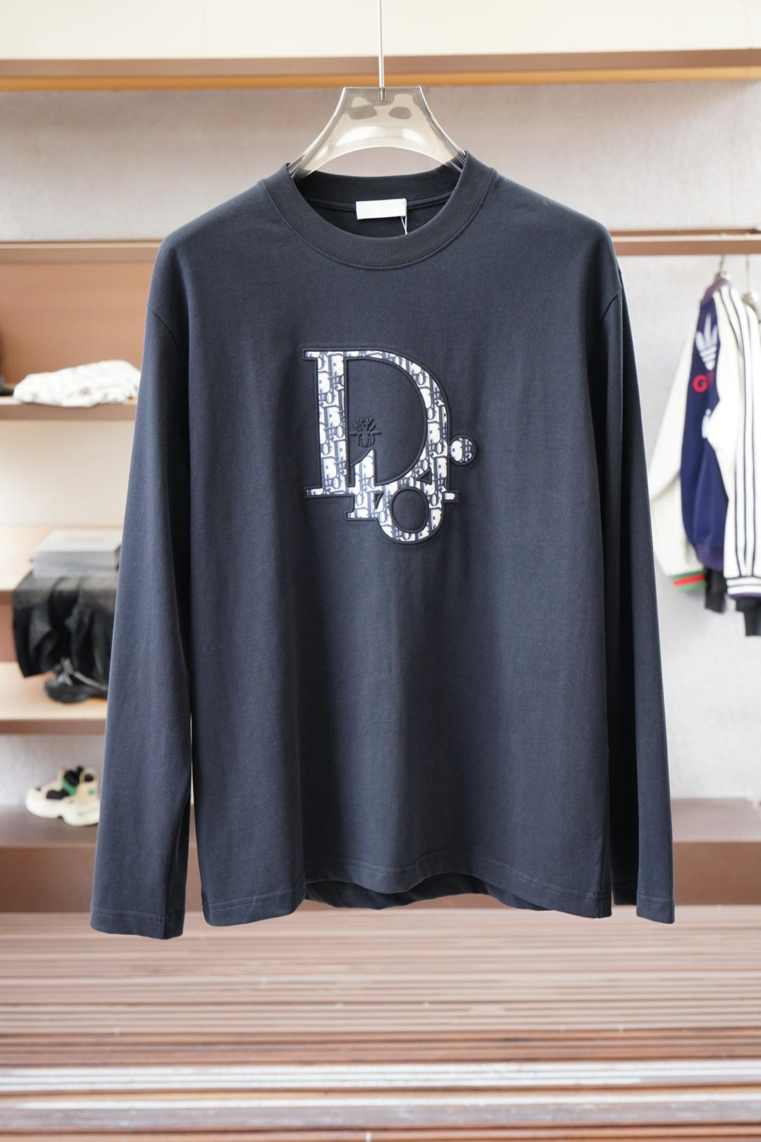 NO:528342,Dior - 2025 autumn and winter new product, classic 'LOGO embroidery basic round neck long-sleeved T-shirt base shirt for men! Trading company channels are rare, and it is sold simultaneously with GW. It is made of imported 26S double yarn pure cotton material. The fabric is thick and moderate, the texture is soft and dense, crisp and smooth, and the skin has good breathability and moisture absorption. It is matched with the same color dyed ribbed collar cuff splicing to increase the comfort to 100%. The classic LOGO embroidery design on the garment chest, and the offset logo on the left cuff echoes the quality. The style cut is a slim style. It is very exquisite, showing the aura, and highlighting the exquisiteness of business men. This is the uniqueness, the right slim fit, and the upper body effect is very good.  Size 48/M-56/3XL,,dior,dior,tees,t-shirt,alexander wang19860909Dior迪奥- 2025秋冬新品,男士胸前经典'LOGO刺绣基础款圆领长袖T恤打底衫！贸易公司渠道稀出,同步GW发售,选用客供进口26S双纱纯棉材质制成,面料厚实适中,质地柔软绵密、挺括垂顺,贴肤具有良好的透气吸湿性,搭配同缸色染罗纹领口袖口拼接,将舒适度提升到百分百,衣身胸前经典LOGO刺绣设计,,搭配左袖口处胶印徽标相呼应,品质的象征.版型剪裁属于修身款 非常精致,显气场,又会凸显商务男士的精致,这就是独到之处,恰到好处的修身,上身效果非常赞, 尺码48/M-56/3XL,,dior,dior,tees，t-shirt,alexander wang,Men's clothing