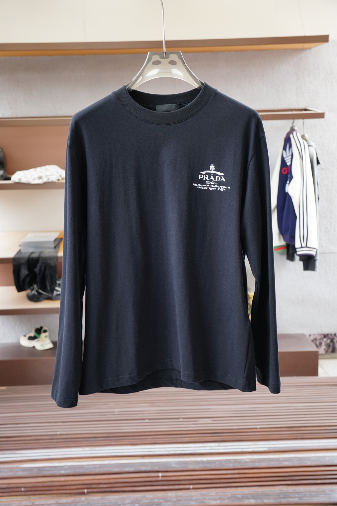 NO:528340,Prada - 2025 autumn and winter new product, classic 'LOGO embroidery basic round neck long-sleeved T-shirt base shirt for men! Trading company channels are rare, and it is sold simultaneously with GW. It is made of imported 26S double yarn pure cotton material. The fabric is thick and moderate, the texture is soft and dense, crisp and smooth, and the skin has good breathability and moisture absorption. It is matched with the same color dyed ribbed collar cuff splicing to increase the comfort to 100%. The classic LOGO embroidery design on the chest of the clothes, and the offset logo on the left cuff echoes the quality. The style cut is a slim style. It is very exquisite, showing the aura, and highlighting the exquisiteness of business men. This is the uniqueness, the right slim fit, and the upper body effect is very good.  Size 48/M-56/3XL, prada, prada, tees, t-shirt, alexander wang19860909Prada普拉达- 2025秋冬新品,男士胸前经典'LOGO刺绣基础款圆领长袖T恤打底衫！贸易公司渠道稀出,同步GW发售,选用客供进口26S双纱纯棉材质制成,面料厚实适中,质地柔软绵密、挺括垂顺,贴肤具有良好的透气吸湿性,搭配同缸色染罗纹领口袖口拼接,将舒适度提升到百分百,衣身胸前经典LOGO刺绣设计,,搭配左袖口处胶印徽标相呼应,品质的象征.版型剪裁属于修身款 非常精致,显气场,又会凸显商务男士的精致,这就是独到之处,恰到好处的修身,上身效果非常赞, 尺码48/M-56/3XL,,prada,prada,tees，t-shirt,alexander wang,Men's clothing