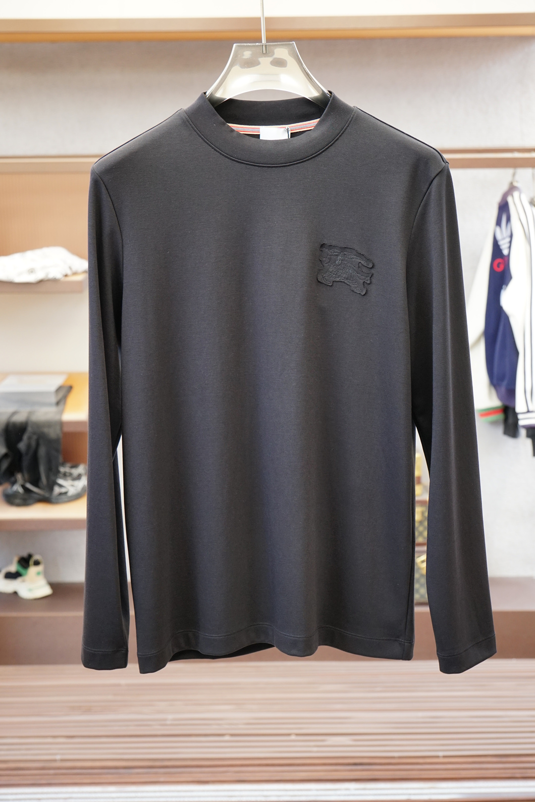 NO:528345,BBR Burberry - 2025 autumn and winter new product, classic 'LOGO embroidery basic round neck long-sleeved T-shirt base shirt for men! Trading company channels are rare, and it is sold simultaneously with GW. It is made of imported 26S double yarn pure cotton material. The fabric is thick and moderate, the texture is soft and dense, crisp and smooth, and the skin has good breathability and moisture absorption. It is matched with the same color dyed ribbed collar cuff splicing to increase the comfort to 100%. The classic LOGO embroidery design on the chest of the clothes, and the offset logo on the left cuff echoes the quality. The style cut is a slim style. It is very exquisite, showing the aura, and highlighting the exquisiteness of business men. This is the uniqueness, the right slim fit, and the upper body effect is very good.  Size 48/M-56/3XL, burberry,tees, t-shirt,alexander wang19860909BBR巴宝莉- 2025秋冬新品,男士胸前经典'LOGO刺绣基础款圆领长袖T恤打底衫！贸易公司渠道稀出,同步GW发售,选用客供进口26S双纱纯棉材质制成,面料厚实适中,质地柔软绵密、挺括垂顺,贴肤具有良好的透气吸湿性,搭配同缸色染罗纹领口袖口拼接,将舒适度提升到百分百,衣身胸前经典LOGO刺绣设计,,搭配左袖口处胶印徽标相呼应,品质的象征.版型剪裁属于修身款 非常精致,显气场,又会凸显商务男士的精致,这就是独到之处,恰到好处的修身,上身效果非常赞, 尺码48/M-56/3XL,,burberry,tees，t-shirt,alexander wang,Men's clothing