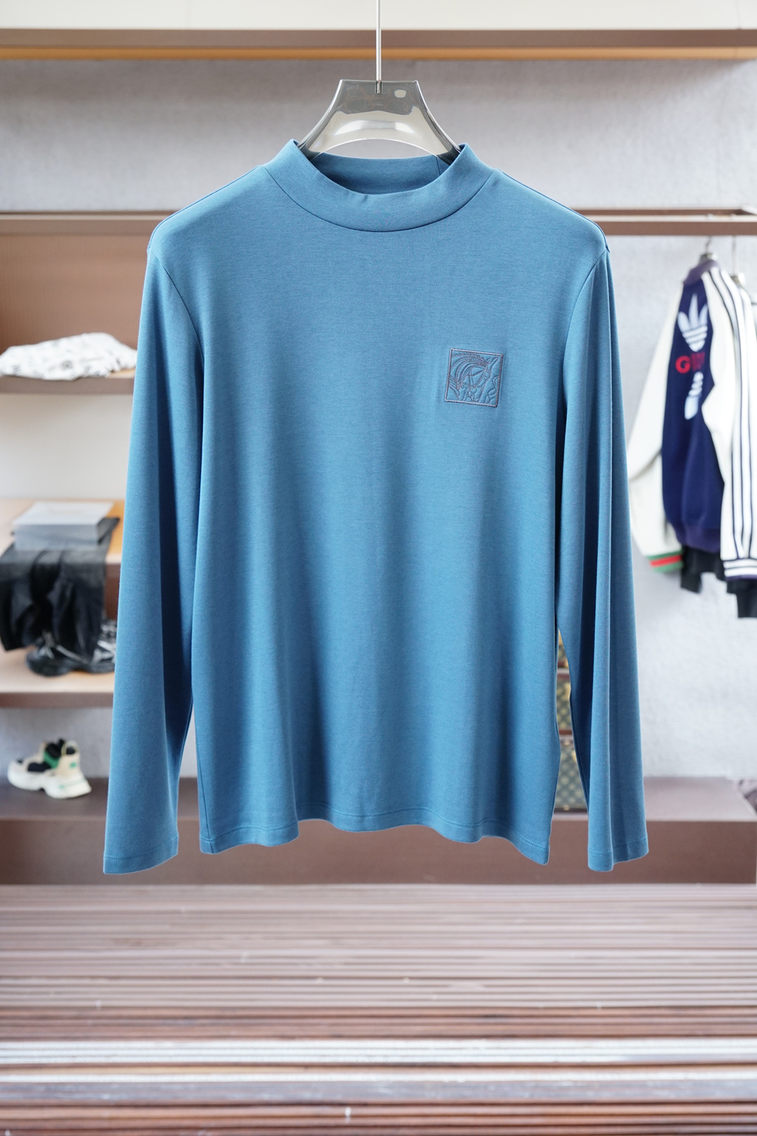 NO:528348,Hermes, Hermes- 2025 autumn and winter new product, classic 'LOGO embroidery basic round neck long-sleeved T-shirt base shirt for men! Trading company channels are rare, and it is sold simultaneously with GW. It is made of imported 26S double yarn pure cotton material. The fabric is thick and moderate, the texture is soft and dense, crisp and smooth, and the skin has good breathability and moisture absorption. It is matched with the same color dyed ribbed collar cuff splicing to increase the comfort to 100%. The classic LOGO embroidery design on the chest of the clothes, and the offset logo on the left cuff echoes the quality. The style cut is a slim style. It is very exquisite, showing the aura, and highlighting the exquisiteness of business men. This is the uniqueness, the right slim fit, and the upper body effect is very good.  Size 48/M-56/3XL, hermes, hermes,tees, t-shirt,alexander wang19860909爱马仕,Hermes- 2025秋冬新品,男士胸前经典'LOGO刺绣基础款圆领长袖T恤打底衫！贸易公司渠道稀出,同步GW发售,选用客供进口26S双纱纯棉材质制成,面料厚实适中,质地柔软绵密、挺括垂顺,贴肤具有良好的透气吸湿性,搭配同缸色染罗纹领口袖口拼接,将舒适度提升到百分百,衣身胸前经典LOGO刺绣设计,,搭配左袖口处胶印徽标相呼应,品质的象征.版型剪裁属于修身款 非常精致,显气场,又会凸显商务男士的精致,这就是独到之处,恰到好处的修身,上身效果非常赞, 尺码48/M-56/3XL,,hermes,hermes,tees，t-shirt,alexander wang,Men's clothing