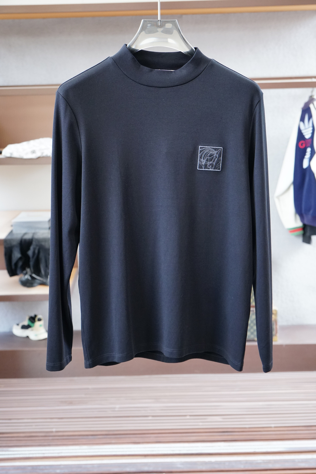 NO:527269,Hermes Hermes 2025 autumn and winter new product, classic 'LOGO embroidery basic round neck long-sleeved T-shirt base shirt for men! Trading company channels are rare, and it is sold simultaneously with GW. It is made of imported 26S double yarn pure cotton material. The fabric is thick and moderate, the texture is soft and dense, crisp and smooth, and the skin has good breathability and moisture absorption. It is matched with the same color dyed ribbed collar cuff splicing to increase the comfort to 100%. The classic LOGO embroidery design on the garment chest, and the offset logo on the left cuff echoes the quality. The style cut is a slim style, which is very exquisite, showing the aura, and highlights the exquisiteness of business men. This is the uniqueness, the right slim fit, and the upper body effect is very good.  Size 48/M-56/3XL, hermes, hermes,tees, t-shirt,alexander wang19860909爱马仕Hermes 2025秋冬新品,男士胸前经典'LOGO刺绣基础款圆领长袖T恤打底衫！贸易公司渠道稀出,同步GW发售,选用客供进口26S双纱纯棉材质制成,面料厚实适中,质地柔软绵密、挺括垂顺,贴肤具有良好的透气吸湿性,搭配同缸色染罗纹领口袖口拼接,将舒适度提升到百分百,衣身胸前经典LOGO刺绣设计,,搭配左袖口处胶印徽标相呼应,品质的象征.版型剪裁属于修身款 非常精致,显气场,又会凸显商务男士的精致,这就是独到之处,恰到好处的修身,上身效果非常赞, 尺码48/M-56/3XL,,hermes,hermes,tees，t-shirt,alexander wang,Men's clothing