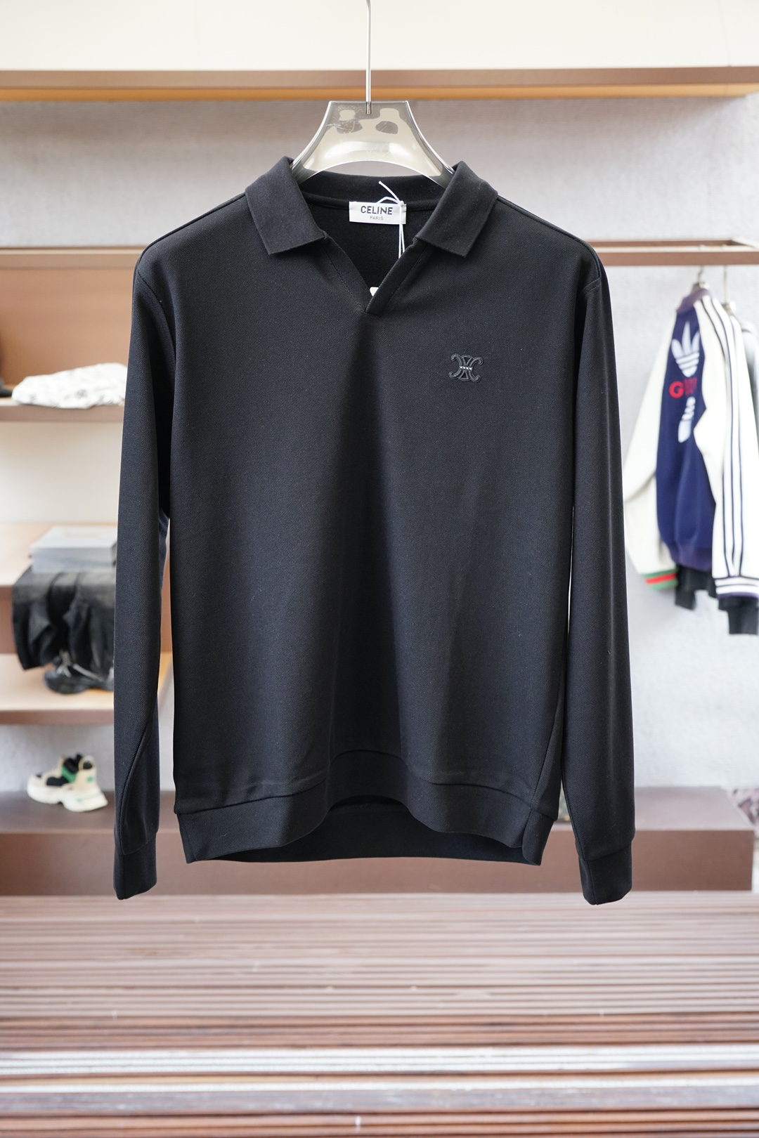 NO:527272,Celine- 2025 autumn and winter series new products. Men's logo long-sleeved polo shirt continues the classic color strips embellishment. The polo shirt is made of mercerized double-sided cotton bead floor fabric, and the timeless design can transcend fashion trends. The classic style is decorated with three-color trim and logo embellishes the slits on both sides to make the overall feel more detailed. The combination style, the fabric is made of cotton beaded material, comfortable, skin-friendly, breathable, and is a very practical wear for daily commuting and leisure. Highly recommended. Colors are available #size M-3XL, celine, alexander wang19860909Celine- 2025秋冬系列新品 男士标识长袖polo衫延续经典彩条点缀 商务休闲翻领POLO恤.该款Polo衫采用丝光双面棉质珠地面料制成,隽永设计可跨越时尚潮流.经典款型,点缀三色饰边饰以徽标点缀两侧开叉设计 让整体更具细节感 合体的版型,面料采用全棉珠地料,舒适,亲肤,透气好,平时通勤休闲都很实穿的一款 强烈推荐.色可选#尺码M-3XL,,celine,alexander wang,Men's clothing