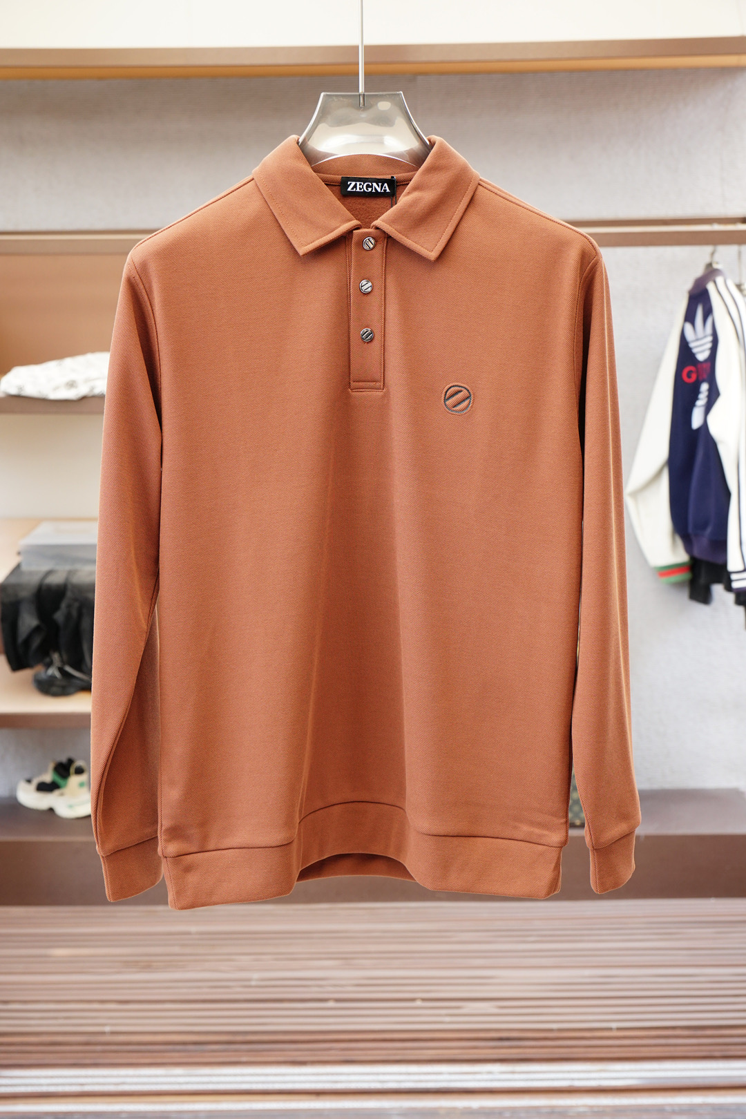 NO:527284,Zenia - 2025 autumn and winter series new products. Men's logo long-sleeved polo shirt continues the classic color strips embellishment. The polo shirt is made of mercerized double-sided cotton bead floor fabric, and the timeless design can transcend fashion trends. The classic style is decorated with three-color trim and logo embellishes the slits on both sides to make the overall feel more detailed. The combination style is made of cotton beaded material, which is comfortable, skin-friendly, breathable, and is a very practical wear for daily commuting and leisure. Highly recommended. Colors are available #size M-3XL, zegna, alexander wang19860909杰尼亚- 2025秋冬系列新品 男士标识长袖polo衫延续经典彩条点缀 商务休闲翻领POLO恤.该款Polo衫采用丝光双面棉质珠地面料制成,隽永设计可跨越时尚潮流.经典款型,点缀三色饰边饰以徽标点缀两侧开叉设计 让整体更具细节感 合体的版型,面料采用全棉珠地料,舒适,亲肤,透气好,平时通勤休闲都很实穿的一款 强烈推荐.色可选#尺码M-3XL,,zegna,alexander wang,Men's clothing