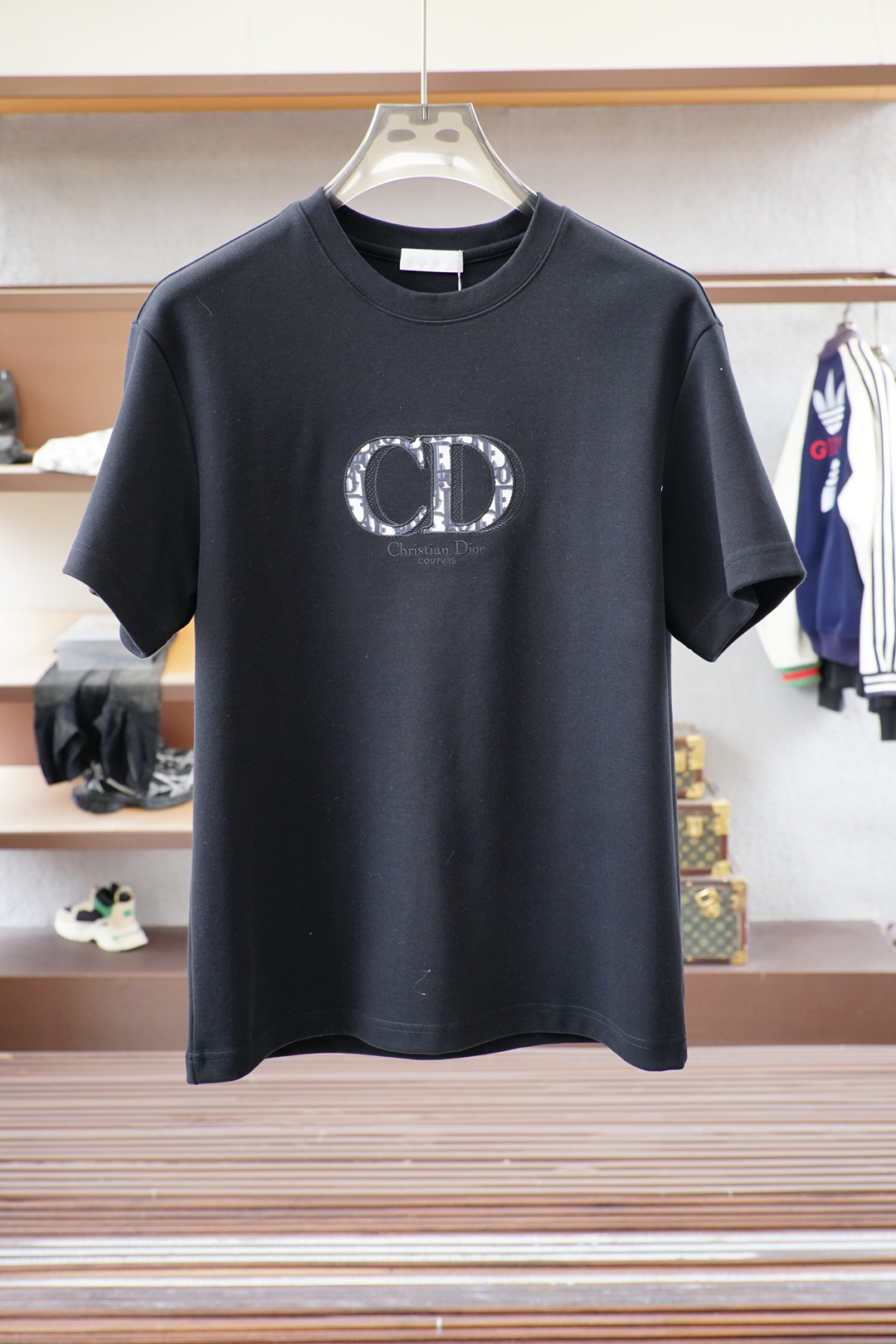 NO:527291,Dior/High-end ready-to-wear 2025 autumn and winter basement series!  Mature men, light-client men, favorite styles, the most classic, clean color commuting, versatile and handsome round neck short-sleeved base shirt, the consistent good version, imported original ultra-fine imported soft mercerized cotton. The fabric is soft and elastic. Basic base shirts are indispensable for men's wardrobe. They can be matched with various clothing anytime and anywhere to meet your daily life needs. The fabrics and factories we choose are all used by first-tier brands. The clothes are very simple and very low-key designs. Dear, buy them quickly!  Size M-XX L (model 173120 jin M), dior,dior,t-shirt,alexander wang19860909Dior迪奥/高级成衣 2025秋冬打底系列！熟男 轻熟男 最爱款式 最经典净色通勤百搭帅气的圆领短袖打底衫 一贯的好版型 进口原版超细进口柔软丝光棉.面料柔软 弹性细腻 男人的衣柜都少不了基础打底衫 随时随地都可以拿来搭配各种服饰 满足您日常生活需求 .我们所选择的面料及工厂都是一线品牌所使用的 ,衣服设计非常的简洁 ,很是低调的设计 亲们赶紧入手！尺码M-XX L（模特173120斤M）,,dior,dior,T-shirt,alexander wang,Men's clothing