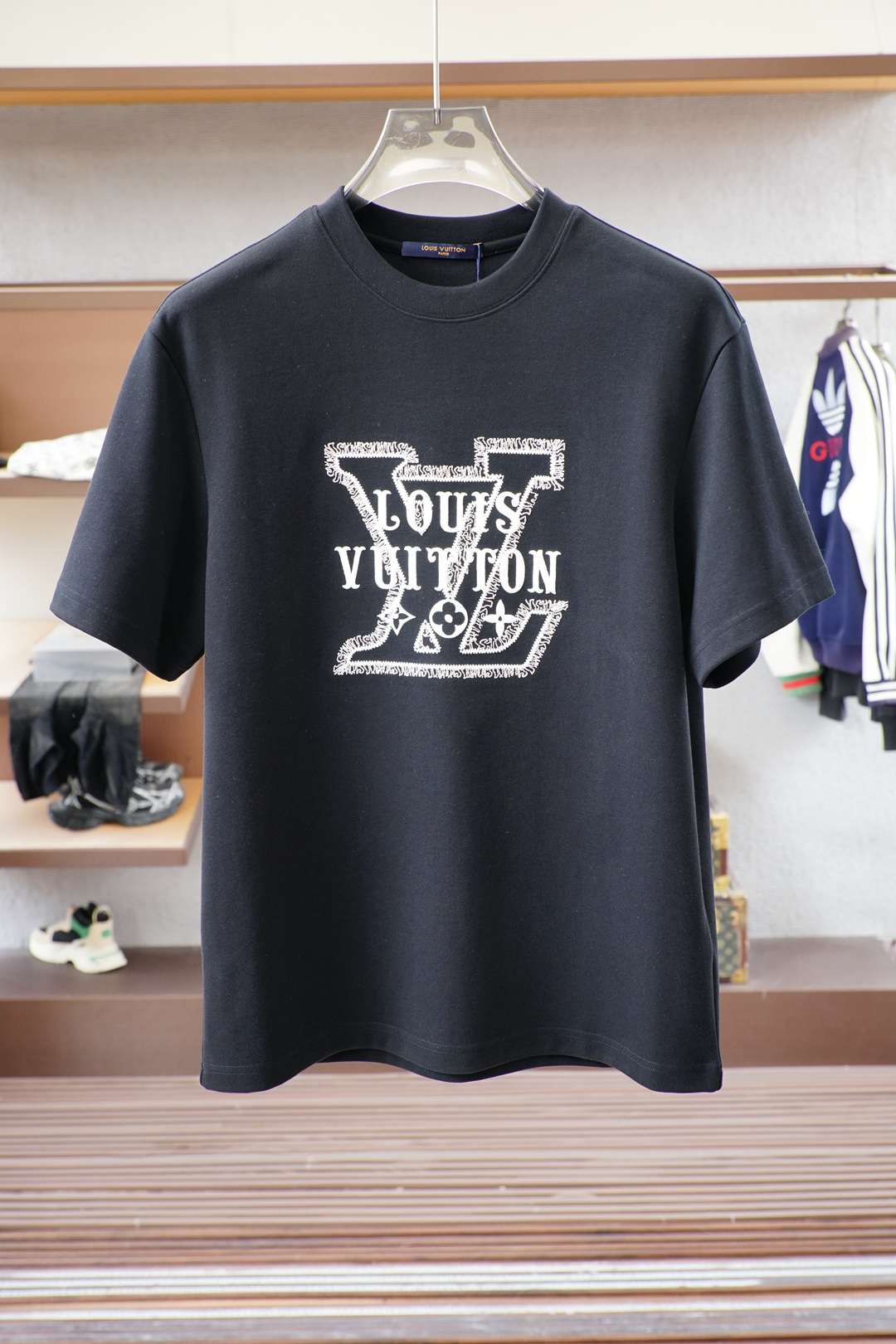 NO:527288,LV/High-end ready-to-wear 2025 autumn and winter basement series!  Mature men, light-client men, favorite styles, the most classic, clean color commuting, versatile and handsome round neck short-sleeved base shirt, the consistent good version, imported original ultra-fine imported soft mercerized cotton. The fabric is soft and elastic. Basic base shirts are indispensable for men's wardrobe. They can be matched with various clothing anytime and anywhere to meet your daily life needs. The fabrics and factories we choose are all used by first-tier brands. The clothes are very simple and very low-key designs. Dear, buy them quickly!  Size M-XX L (model 173120 catties M), louis vuitton, T-shirt, alexander wang19860909LV/高级成衣 2025秋冬打底系列！熟男 轻熟男 最爱款式 最经典净色通勤百搭帅气的圆领短袖打底衫 一贯的好版型 进口原版超细进口柔软丝光棉.面料柔软 弹性细腻 男人的衣柜都少不了基础打底衫 随时随地都可以拿来搭配各种服饰 满足您日常生活需求 .我们所选择的面料及工厂都是一线品牌所使用的 ,衣服设计非常的简洁 ,很是低调的设计 亲们赶紧入手！尺码M-XX L（模特173120斤M）,,louis vuitton,T-shirt,alexander wang,Men's clothing