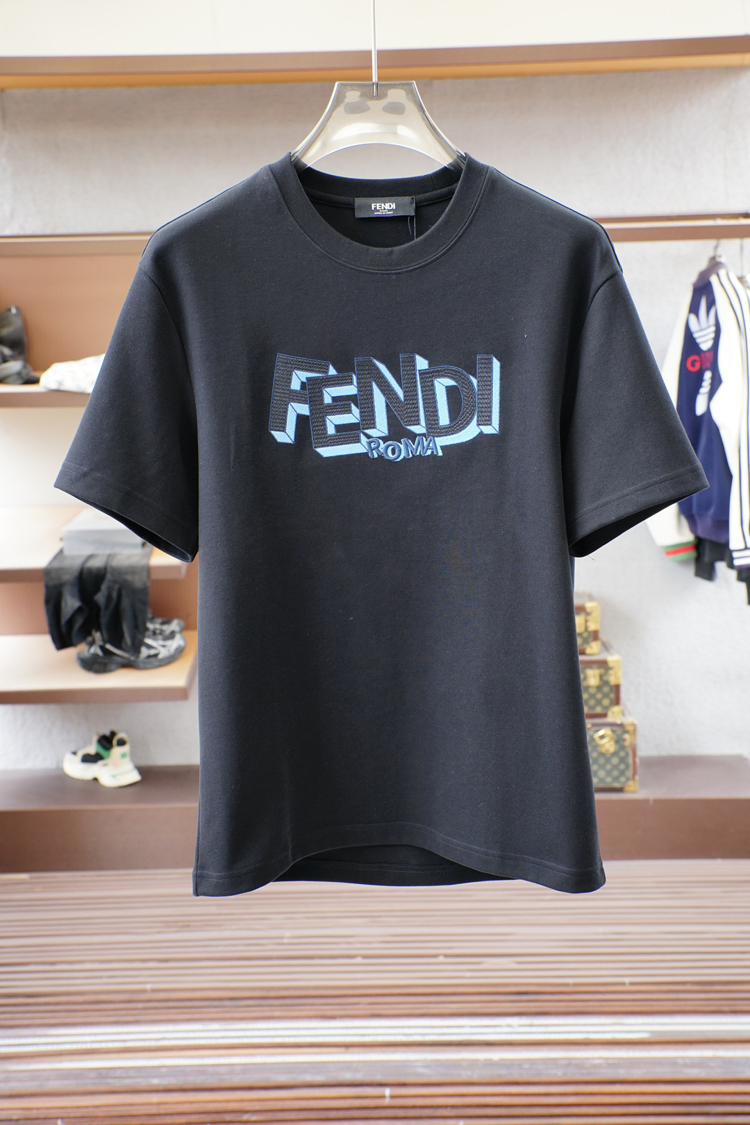 NO:527286,,Fendi Fendi high-end garments 2025 autumn and winter basement series!  Mature men, light-client men, favorite styles, the most classic, clean color commuting, versatile and handsome round neck short-sleeved base shirt, the consistent good version, imported original ultra-fine imported soft mercerized cotton. The fabric is soft and elastic. Basic base shirts are indispensable for men's wardrobe. They can be matched with various clothing anytime and anywhere to meet your daily life needs. The fabrics and factories we choose are all used by first-tier brands. The clothes are very simple and very low-key designs. Dear, buy them quickly!  Size M-XX L (model 173120 jin M), fendi, fendi, T-shirt, alexander wang19860909,芬迪Fendi 高级成衣 2025秋冬打底系列！熟男 轻熟男 最爱款式 最经典净色通勤百搭帅气的圆领短袖打底衫 一贯的好版型 进口原版超细进口柔软丝光棉.面料柔软 弹性细腻 男人的衣柜都少不了基础打底衫 随时随地都可以拿来搭配各种服饰 满足您日常生活需求 .我们所选择的面料及工厂都是一线品牌所使用的 ,衣服设计非常的简洁 ,很是低调的设计 亲们赶紧入手！尺码M-XX L（模特173120斤M）,,fendi,fendi,T-shirt,alexander wang,Men's clothing