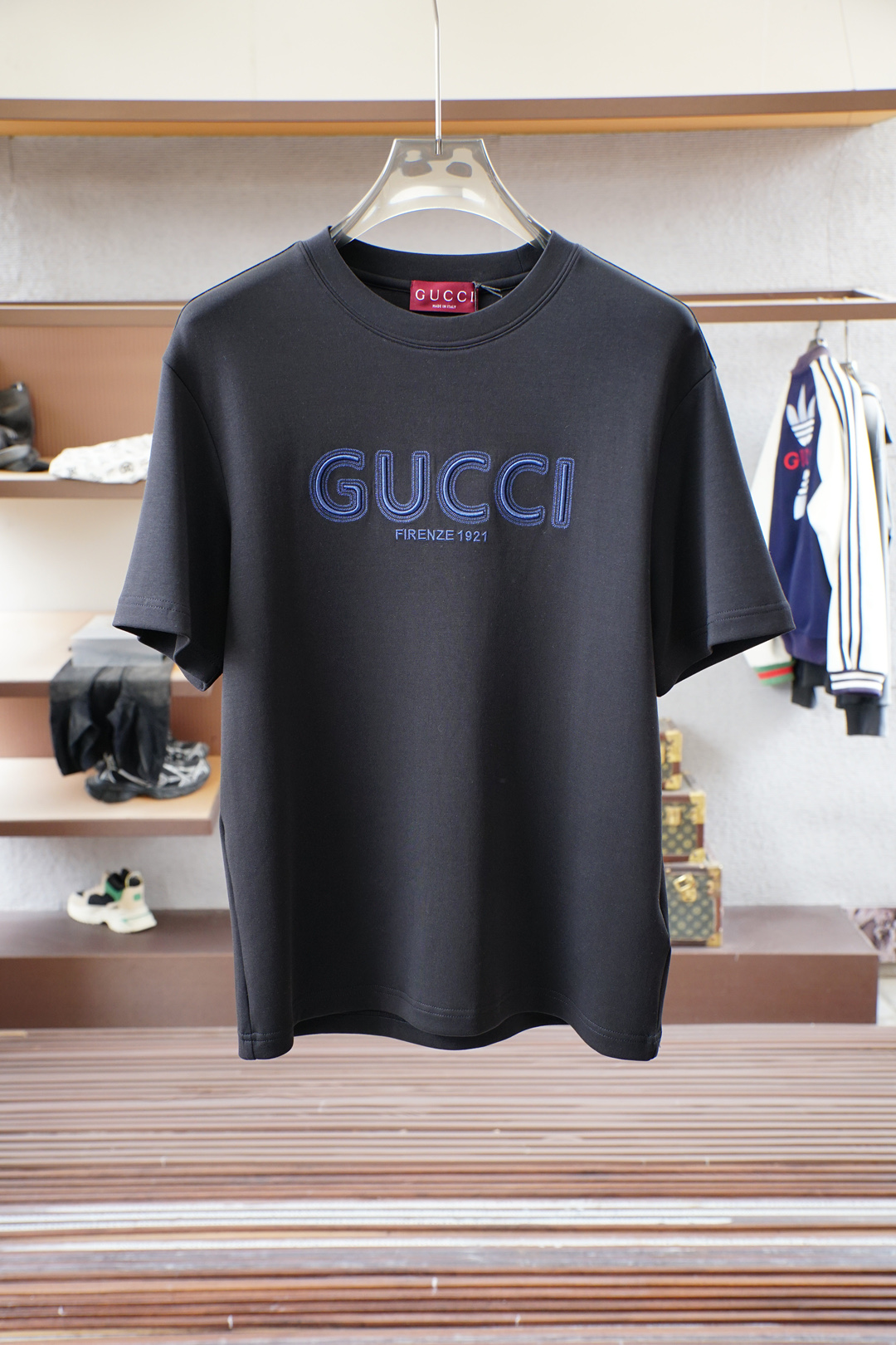 NO:527283,,Gucci high-end garments 2025 autumn and winter basement series!  Mature men, light-client men, favorite styles, the most classic, clean color commuting, versatile and handsome round neck short-sleeved base shirt, the consistent good version, imported original ultra-fine imported soft mercerized cotton. The fabric is soft and elastic. Basic base shirts are indispensable for men's wardrobe. They can be matched with various clothing anytime and anywhere to meet your daily life needs. The fabrics and factories we choose are all used by first-tier brands. The clothes are very simple and very low-key designs. Dear, buy them quickly!  Size M-XX L (model 173120 catties M), gucci, T-shirt, alexander wang19860909,Gucci 古奇 高级成衣 2025秋冬打底系列！熟男 轻熟男 最爱款式 最经典净色通勤百搭帅气的圆领短袖打底衫 一贯的好版型 进口原版超细进口柔软丝光棉.面料柔软 弹性细腻 男人的衣柜都少不了基础打底衫 随时随地都可以拿来搭配各种服饰 满足您日常生活需求 .我们所选择的面料及工厂都是一线品牌所使用的 ,衣服设计非常的简洁 ,很是低调的设计 亲们赶紧入手！尺码M-XX L（模特173120斤M）,,gucci,T-shirt,alexander wang,Men's clothing