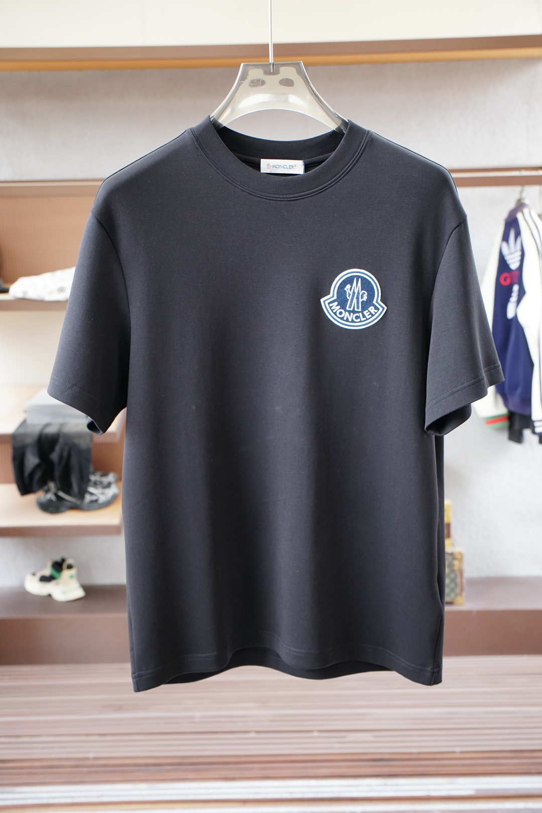 NO:527280,1 high-end garment 2025 autumn and winter basement series!  Mature men, light-client men, favorite styles, the most classic, clean color commuting, versatile and handsome round neck short-sleeved base shirt, the consistent good version, imported original ultra-fine imported soft mercerized cotton. The fabric is soft and elastic. Basic base shirts are indispensable for men's wardrobe. They can be matched with various clothing anytime and anywhere to meet your daily life needs. The fabrics and factories we choose are all used by first-tier brands. The clothes are very simple and very low-key designs. Dear, buy them quickly!  Size M-XX L (model 173120 catties M), Moncler, T-shirt, alexander wang19860909蒙口1高级成衣 2025秋冬打底系列！熟男 轻熟男 最爱款式 最经典净色通勤百搭帅气的圆领短袖打底衫 一贯的好版型 进口原版超细进口柔软丝光棉.面料柔软 弹性细腻 男人的衣柜都少不了基础打底衫 随时随地都可以拿来搭配各种服饰 满足您日常生活需求 .我们所选择的面料及工厂都是一线品牌所使用的 ,衣服设计非常的简洁 ,很是低调的设计 亲们赶紧入手！尺码M-XX L（模特173120斤M）,,Moncler,T-shirt,alexander wang,Men's clothing