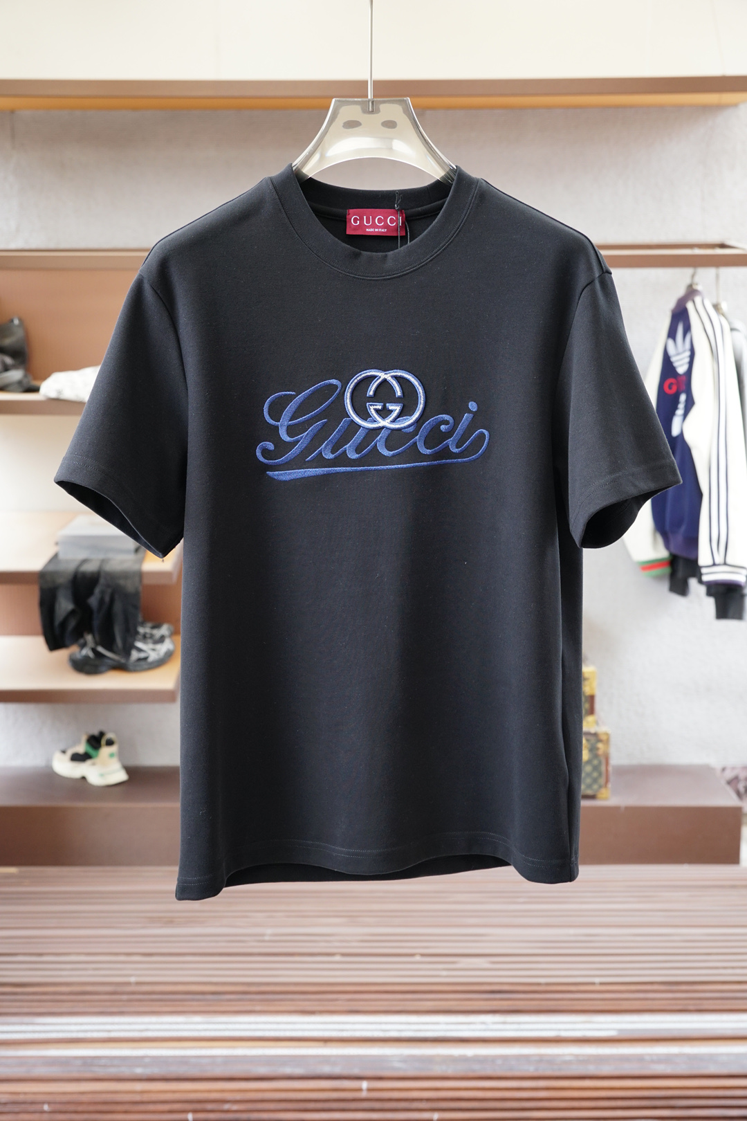 NO:527276,,Gucci Gucci/High-end ready-to-wear 2025 autumn and winter basement series!  Mature men, light-client men, favorite styles, the most classic, clean color commuting, versatile and handsome round neck short-sleeved base shirt, the consistent good version, imported original ultra-fine imported soft mercerized cotton. The fabric is soft and elastic. Basic base shirts are indispensable for men's wardrobe. They can be matched with various clothing anytime and anywhere to meet your daily life needs. The fabrics and factories we choose are all used by first-tier brands. The clothes are very simple and very low-key designs. Dear, buy them quickly!  Size M-XX L (model 173120 catties M), gucci, T-shirt, alexander wang19860909,Gucci 古奇/高级成衣 2025秋冬打底系列！熟男 轻熟男 最爱款式 最经典净色通勤百搭帅气的圆领短袖打底衫 一贯的好版型 进口原版超细进口柔软丝光棉.面料柔软 弹性细腻 男人的衣柜都少不了基础打底衫 随时随地都可以拿来搭配各种服饰 满足您日常生活需求 .我们所选择的面料及工厂都是一线品牌所使用的 ,衣服设计非常的简洁 ,很是低调的设计 亲们赶紧入手！尺码M-XX L（模特173120斤M）,,gucci,T-shirt,alexander wang,Men's clothing