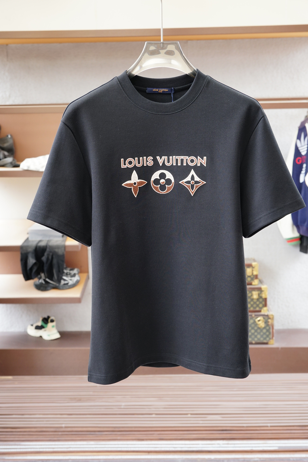 NO:527273,LV/High-end ready-to-wear 2025 autumn and winter basement series!  Mature men, light-client men, favorite styles, the most classic, clean color commuting, versatile and handsome round neck short-sleeved base shirt, the consistent good version, imported original ultra-fine imported soft mercerized cotton. The fabric is soft and elastic. Basic base shirts are indispensable for men's wardrobe. They can be matched with various clothing anytime and anywhere to meet your daily life needs. The fabrics and factories we choose are all used by first-tier brands. The clothes are very simple and very low-key designs. Dear, buy them quickly!  Size M-XX L (model 173120 catties M), louis vuitton, T-shirt, alexander wang19860909LV/高级成衣 2025秋冬打底系列！熟男 轻熟男 最爱款式 最经典净色通勤百搭帅气的圆领短袖打底衫 一贯的好版型 进口原版超细进口柔软丝光棉.面料柔软 弹性细腻 男人的衣柜都少不了基础打底衫 随时随地都可以拿来搭配各种服饰 满足您日常生活需求 .我们所选择的面料及工厂都是一线品牌所使用的 ,衣服设计非常的简洁 ,很是低调的设计 亲们赶紧入手！尺码M-XX L（模特173120斤M）,,louis vuitton,T-shirt,alexander wang,Men's clothing