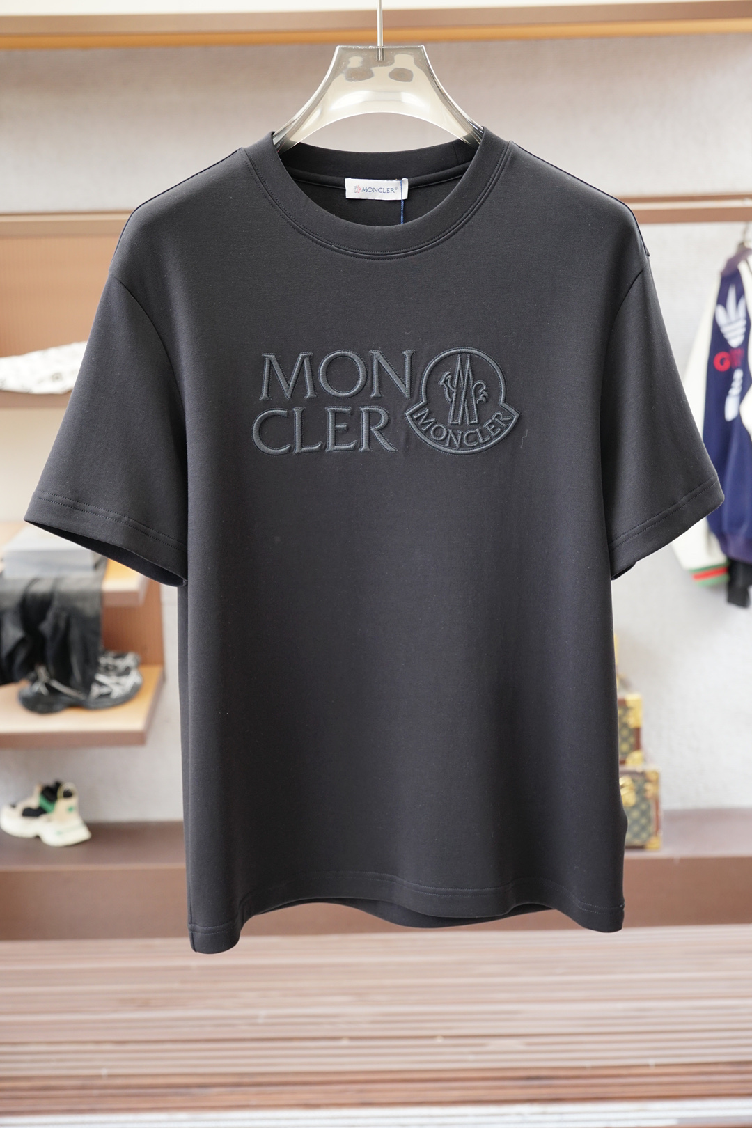 NO:527270,,Shirt-High-High-level 2025 Autumn and Winter Basement Series!  Mature men, light-client men, favorite styles, the most classic, clean color commuting, versatile and handsome round neck short-sleeved base shirt, the consistent good version, imported original ultra-fine imported soft mercerized cotton. The fabric is soft and elastic. Basic base shirts are indispensable for men's wardrobe. They can be matched with various clothing anytime and anywhere to meet your daily life needs. The fabrics and factories we choose are all used by first-tier brands. The clothes are very simple and very low-key designs. Dear, buy them quickly!  Size M-XX L (model 173120 catties M), Moncler, T-shirt, alexander wang19860909,蒙口- 高级成衣 2025秋冬打底系列！熟男 轻熟男 最爱款式 最经典净色通勤百搭帅气的圆领短袖打底衫 一贯的好版型 进口原版超细进口柔软丝光棉.面料柔软 弹性细腻 男人的衣柜都少不了基础打底衫 随时随地都可以拿来搭配各种服饰 满足您日常生活需求 .我们所选择的面料及工厂都是一线品牌所使用的 ,衣服设计非常的简洁 ,很是低调的设计 亲们赶紧入手！尺码M-XX L（模特173120斤M）,,Moncler,T-shirt,alexander wang,Men's clothing