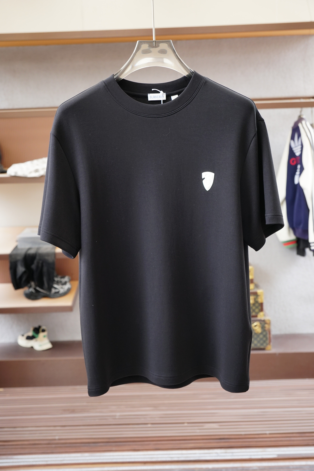 NO:527264,,BBR Burberry High-end Clothing 2025 Autumn and Winter Basement Series!  Mature men, light-client men, favorite styles, the most classic, clean color commuting, versatile and handsome round neck short-sleeved base shirt, the consistent good version, imported original ultra-fine imported soft mercerized cotton. The fabric is soft and elastic. Basic base shirts are indispensable for men's wardrobe. They can be matched with various clothing anytime and anywhere to meet your daily life needs. The fabrics and factories we choose are all used by first-tier brands. The clothes are very simple and very low-key designs. Dear, buy them quickly!  Size M-XX L (model 173120 catties M), Burberry, T-shirt, alexander wang19860909,BBR巴宝莉 高级成衣 2025秋冬打底系列！熟男 轻熟男 最爱款式 最经典净色通勤百搭帅气的圆领短袖打底衫 一贯的好版型 进口原版超细进口柔软丝光棉.面料柔软 弹性细腻 男人的衣柜都少不了基础打底衫 随时随地都可以拿来搭配各种服饰 满足您日常生活需求 .我们所选择的面料及工厂都是一线品牌所使用的 ,衣服设计非常的简洁 ,很是低调的设计 亲们赶紧入手！尺码M-XX L（模特173120斤M）,,burberry,T-shirt,alexander wang,Men's clothing