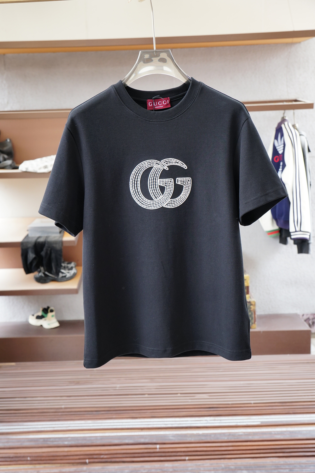 NO:527290,Gucci/High-end ready-to-wear 2025 autumn and winter basement series!  Mature men, light-client men, favorite styles, the most classic, clean color commuting, versatile and handsome round neck short-sleeved base shirt, the consistent good version, imported original ultra-fine imported soft mercerized cotton. The fabric is soft and elastic. Basic base shirts are indispensable for men's wardrobe. They can be matched with various clothing anytime and anywhere to meet your daily life needs. The fabrics and factories we choose are all used by first-tier brands. The clothes are very simple and very low-key designs. Dear, buy them quickly!  Size M-XX L (model 173120 catties M), gucci, T-shirt, alexander wang19860909Gucci古奇/高级成衣 2025秋冬打底系列！熟男 轻熟男 最爱款式 最经典净色通勤百搭帅气的圆领短袖打底衫 一贯的好版型 进口原版超细进口柔软丝光棉.面料柔软 弹性细腻 男人的衣柜都少不了基础打底衫 随时随地都可以拿来搭配各种服饰 满足您日常生活需求 .我们所选择的面料及工厂都是一线品牌所使用的 ,衣服设计非常的简洁 ,很是低调的设计 亲们赶紧入手！尺码M-XX L（模特173120斤M）,,gucci,T-shirt,alexander wang,Men's clothing