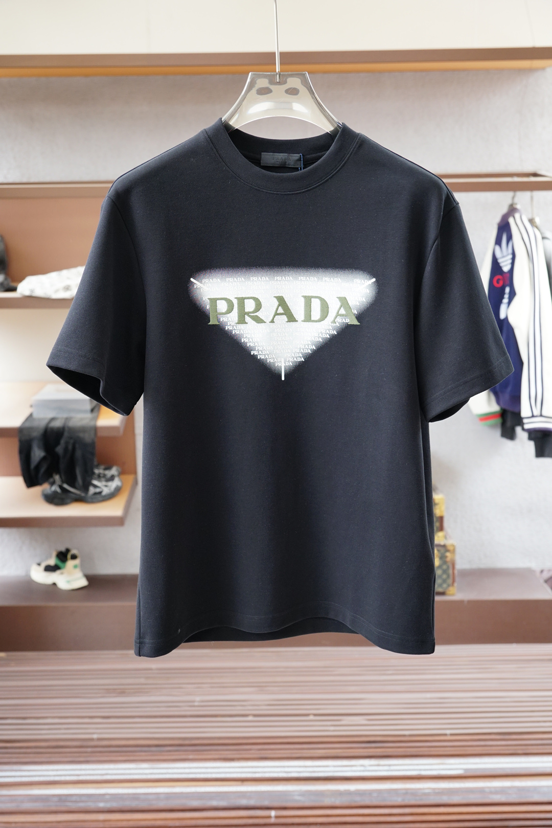 NO:527287,,Prada Prada high-end garments 2025 autumn and winter basement series!  Mature men, light-client men, favorite styles, the most classic, clean color commuting, versatile and handsome round neck short-sleeved base shirt, the consistent good version, imported original ultra-fine imported soft mercerized cotton. The fabric is soft and elastic. Basic base shirts are indispensable for men's wardrobe. They can be matched with various clothing anytime and anywhere to meet your daily life needs. The fabrics and factories we choose are all used by first-tier brands. The clothes are very simple and very low-key designs. Dear, buy them quickly!  Size M-XX L (model 173120 jin M), prada, prada, T-shirt, alexander wang19860909,Prada普拉达 高级成衣 2025秋冬打底系列！熟男 轻熟男 最爱款式 最经典净色通勤百搭帅气的圆领短袖打底衫 一贯的好版型 进口原版超细进口柔软丝光棉.面料柔软 弹性细腻 男人的衣柜都少不了基础打底衫 随时随地都可以拿来搭配各种服饰 满足您日常生活需求 .我们所选择的面料及工厂都是一线品牌所使用的 ,衣服设计非常的简洁 ,很是低调的设计 亲们赶紧入手！尺码M-XX L（模特173120斤M）,,prada,prada,T-shirt,alexander wang,Men's clothing
