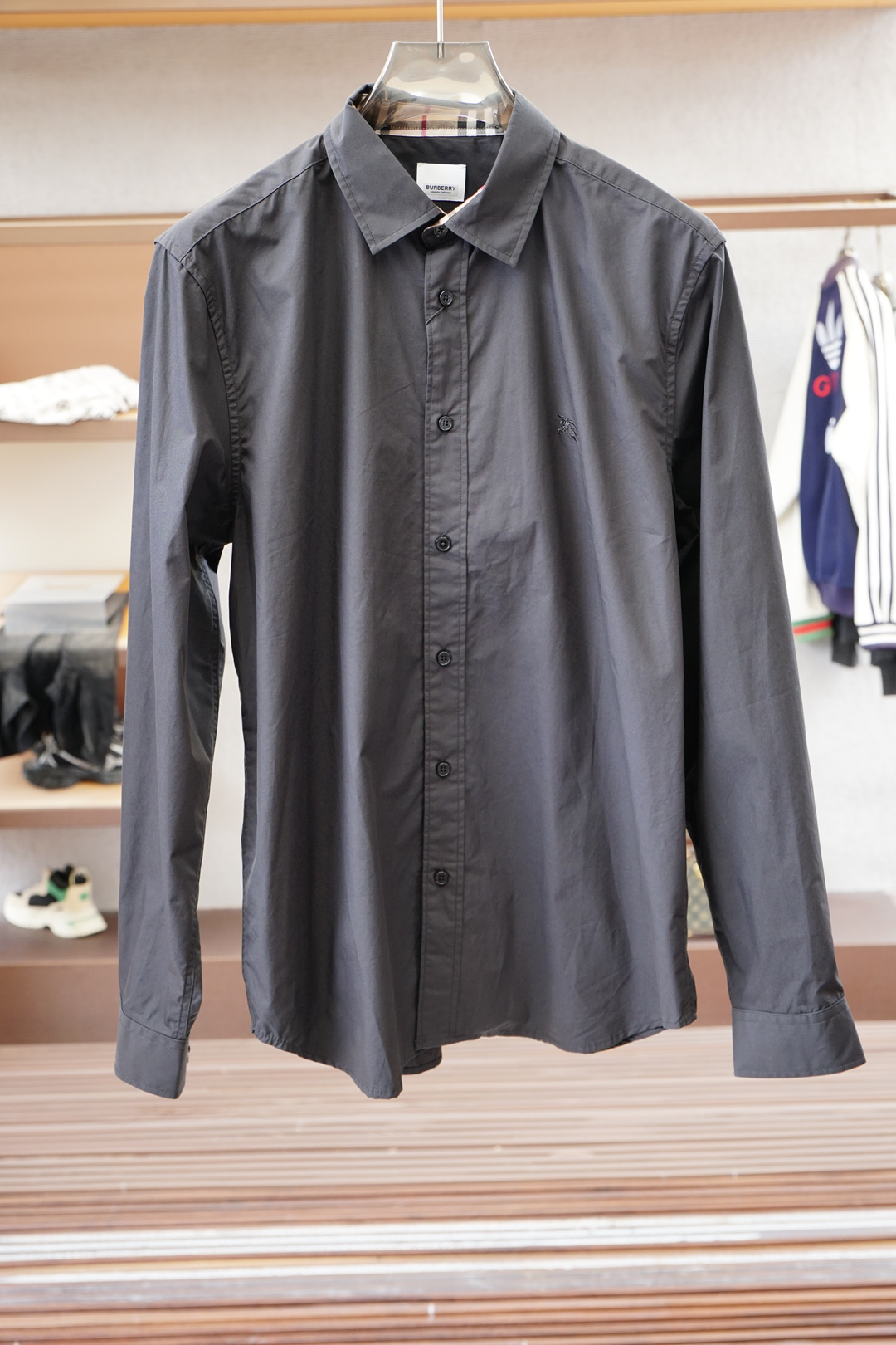 NO:527281,Boss- 2025 new product, on sale, fashionable high-end men's shirt, pure white design is clean and neat, chairman's elite must-have series, comfortable and relaxed without losing the sense of atmosphere, small standing collar positioning design breaks the traditional constraints, and has a more youthful and fashionable flavor, chest embroidered logo design, more brand recognition, imported top high density 100 points high-quality Pima cotton cotton skin-friendly and comfortable, very delicate to the touch, good texture, cool and breathable, and not easy to wrinkle. It is a good one, and it is completely fine to wear inside alone. If you like it, you can stock up in advance!  Hurry up and grab it. Size (M-XXX L) pick up the next day.,alexander wang19860909Boss- 2025新品 专柜在售 时尚高端男装衬衣,纯白色设计干净利落整洁,董事长精英必备系列,舒适松弛又不失大气感,小立领定位设计打破传统束缚,更具年轻时尚味道,胸前刺绣Logo设计,更具品牌辨识度,进口顶极高密度100分优质皮马棉棉亲肤舒适 摸上去非常的细腻,质感很好,凉爽透气,不易起皱,不错的一款,内搭单穿都完全没问题,喜欢的亲也可以提早囤货！赶紧下手抢吧.尺码（M-XXX L）隔天取货.,,alexander wang,Men's clothing