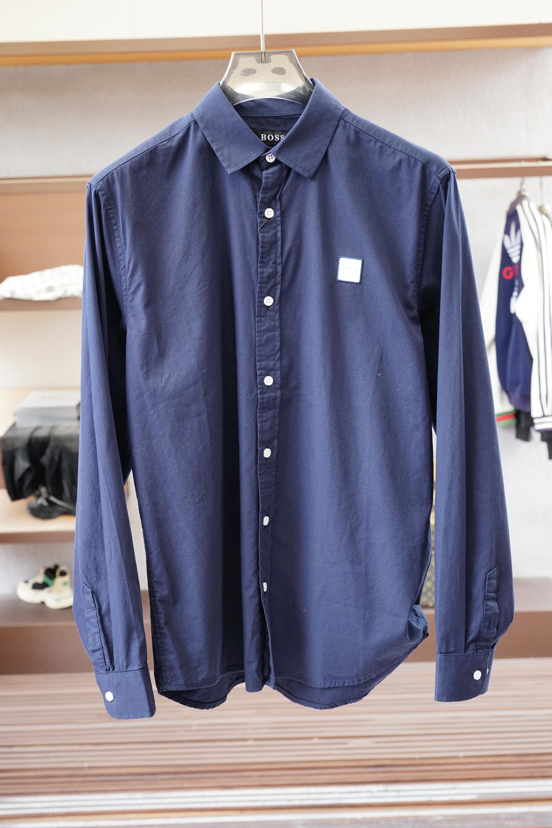 NO:527278,BOSS- 2025 new product, special counter for sale, fashionable high-end men's shirt, pure white design is clean and neat, chairman's elite must-have series, comfortable and relaxed without losing the sense of atmosphericity, small standing collar positioning design breaks the traditional constraints, and has a more youthful and fashionable flavor, chest embroidered logo design, more brand recognition, imported top high density 100 points high-quality Pima cotton cotton skin-friendly and comfortable, very delicate to the touch, good texture, cool and breathable, and not easy to wrinkle. It is a good one, and it is completely fine to wear inside alone. If you like it, you can stock up in advance!  Hurry up and grab it. Size (M-XXX L) pick up the next day.,alexander wang19860909BOSS- 2025新品 专柜在售 时尚高端男装衬衣,纯白色设计干净利落整洁,董事长精英必备系列,舒适松弛又不失大气感,小立领定位设计打破传统束缚,更具年轻时尚味道,胸前刺绣Logo设计,更具品牌辨识度,进口顶极高密度100分优质皮马棉棉亲肤舒适 摸上去非常的细腻,质感很好,凉爽透气,不易起皱,不错的一款,内搭单穿都完全没问题,喜欢的亲也可以提早囤货！赶紧下手抢吧.尺码（M-XXX L）隔天取货.,,alexander wang,Men's clothing