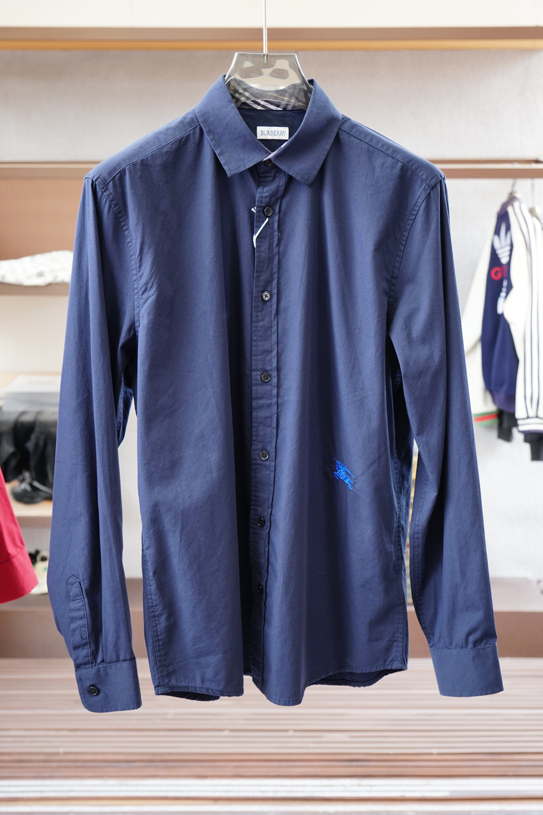 NO:527275,BBR Burberry - 2025 new product, special counter for sale, fashionable high-end men's shirt, pure white design is clean and neat, chairman's elite must-have series, comfortable and relaxed without losing the sense of atmosphericity, small standing collar positioning design breaks the shackles of tradition, and has a more youthful and fashionable flavor, chest embroidered logo design, more brand recognition, imported top high density 100 points high-quality Pima cotton cotton skin-friendly and comfortable, very delicate to the touch, good texture, cool and breathable, and not easy to wrinkle. It is a good one, and it is completely fine to wear inside alone. If you like it, you can stock up in advance!  Hurry up and grab it. Size (M-XXX L) pick up the next day., burberry, alexander wang19860909BBR巴宝莉- 2025新品 专柜在售 时尚高端男装衬衣,纯白色设计干净利落整洁,董事长精英必备系列,舒适松弛又不失大气感,小立领定位设计打破传统束缚,更具年轻时尚味道,胸前刺绣Logo设计,更具品牌辨识度,进口顶极高密度100分优质皮马棉棉亲肤舒适 摸上去非常的细腻,质感很好,凉爽透气,不易起皱,不错的一款,内搭单穿都完全没问题,喜欢的亲也可以提早囤货！赶紧下手抢吧.尺码（M-XXX L）隔天取货.,,burberry,alexander wang,Men's clothing