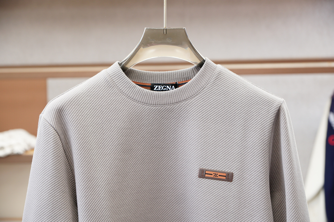 杰尼亚-2025秋款本款卫衣衫以素净棉质针织，再借Logo宣告 2025 秋冬秀场风尚，可为各式造型注入