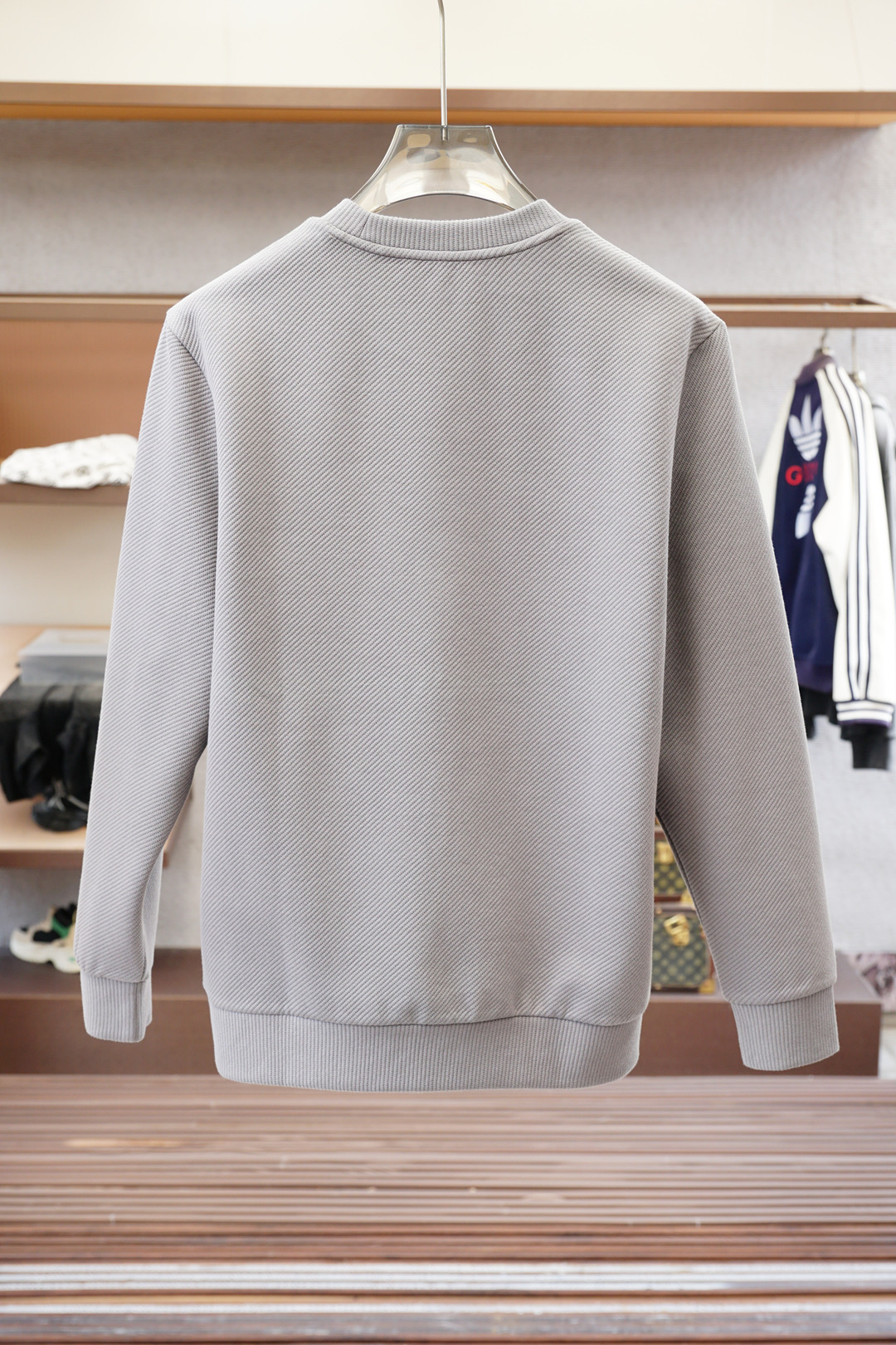 杰尼亚-2025秋款本款卫衣衫以素净棉质针织，再借Logo宣告 2025 秋冬秀场风尚，可为各式造型注入