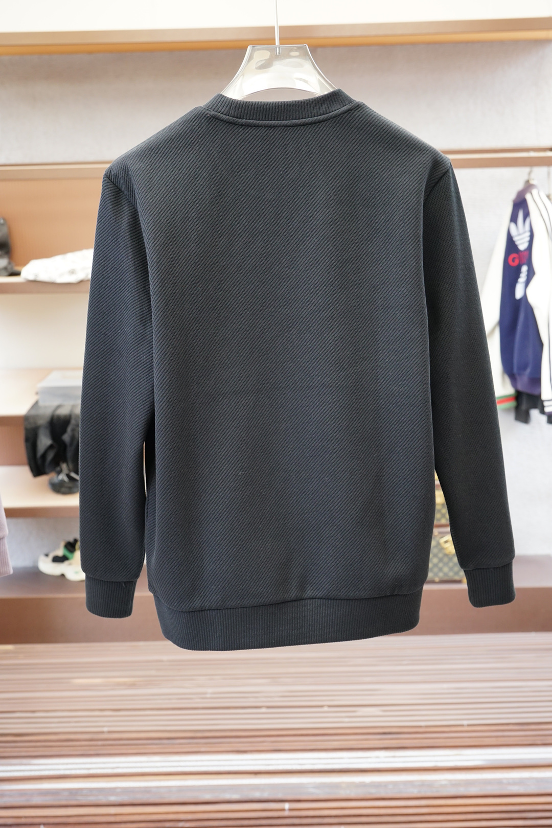 杰尼亚-2025秋款本款卫衣衫以素净棉质针织，再借Logo宣告 2025 秋冬秀场风尚，可为各式造型注入