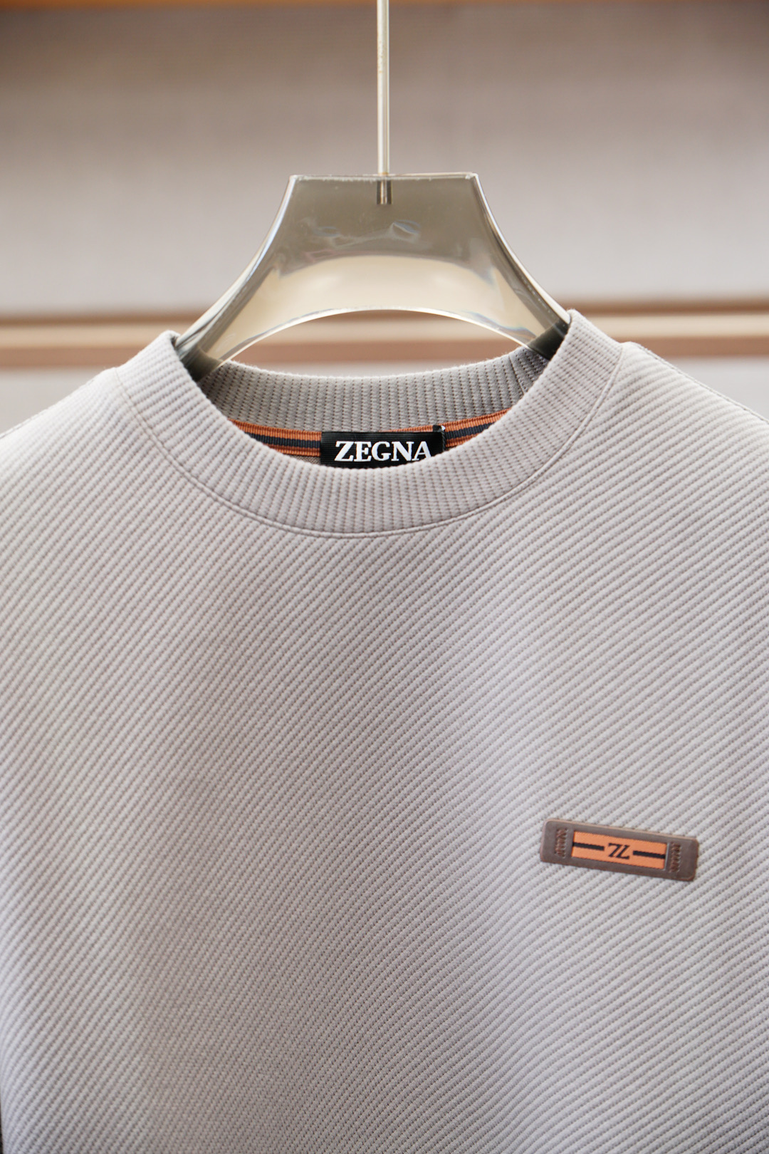 杰尼亚-2025秋款本款卫衣衫以素净棉质针织，再借Logo宣告 2025 秋冬秀场风尚，可为各式造型注入