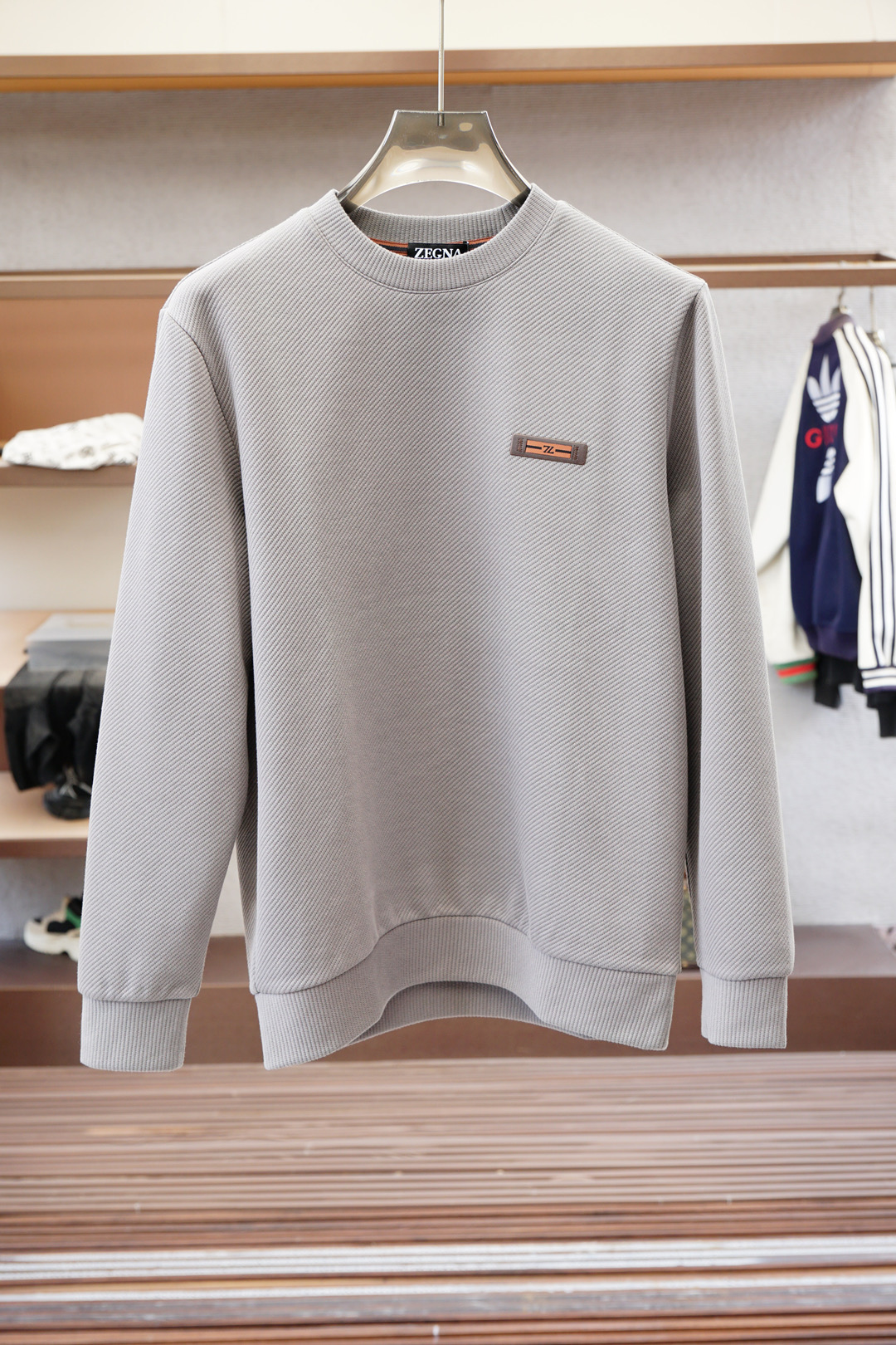 杰尼亚-2025秋款本款卫衣衫以素净棉质针织，再借Logo宣告 2025 秋冬秀场风尚，可为各式造型注入