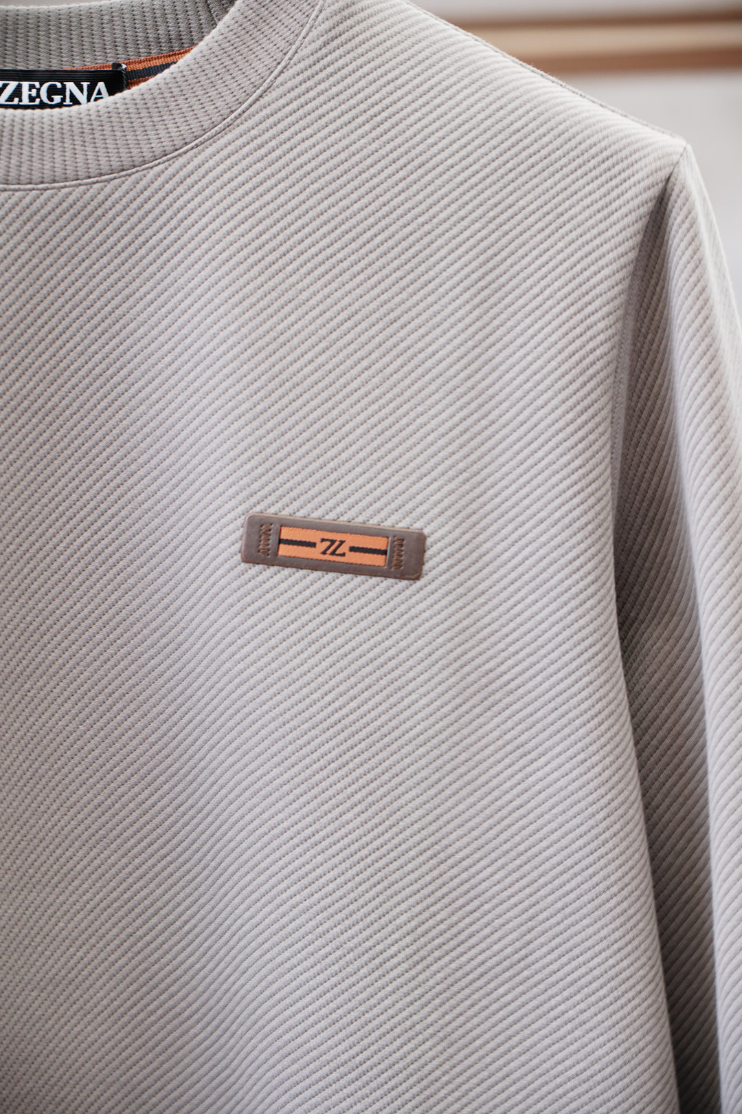 杰尼亚-2025秋款本款卫衣衫以素净棉质针织，再借Logo宣告 2025 秋冬秀场风尚，可为各式造型注入