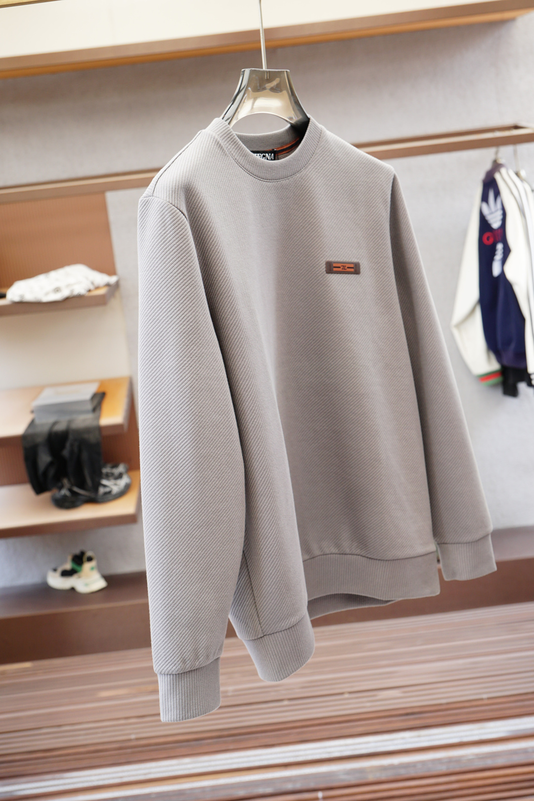 杰尼亚-2025秋款本款卫衣衫以素净棉质针织，再借Logo宣告 2025 秋冬秀场风尚，可为各式造型注入