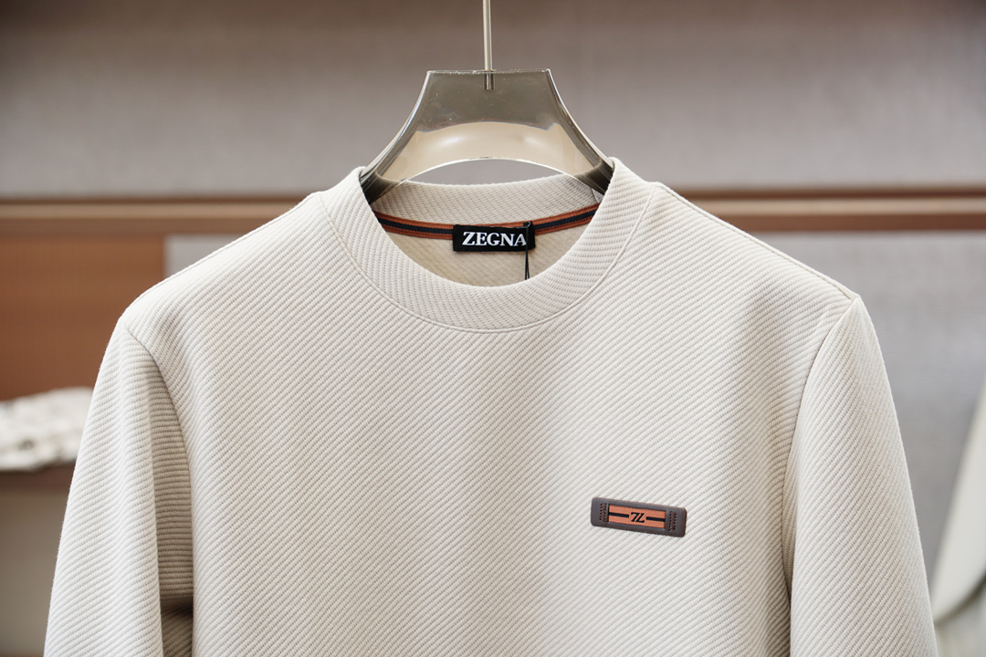 杰尼亚-2025秋款本款卫衣衫以素净棉质针织，再借Logo宣告 2025 秋冬秀场风尚，可为各式造型注入