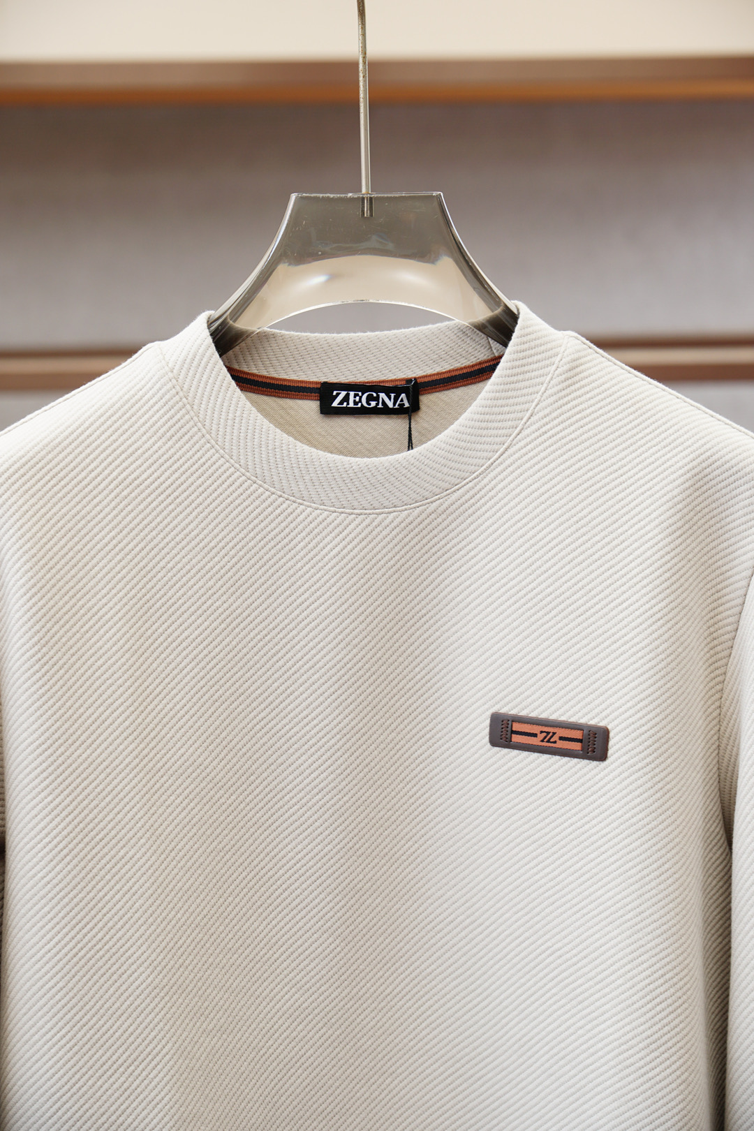 杰尼亚-2025秋款本款卫衣衫以素净棉质针织，再借Logo宣告 2025 秋冬秀场风尚，可为各式造型注入