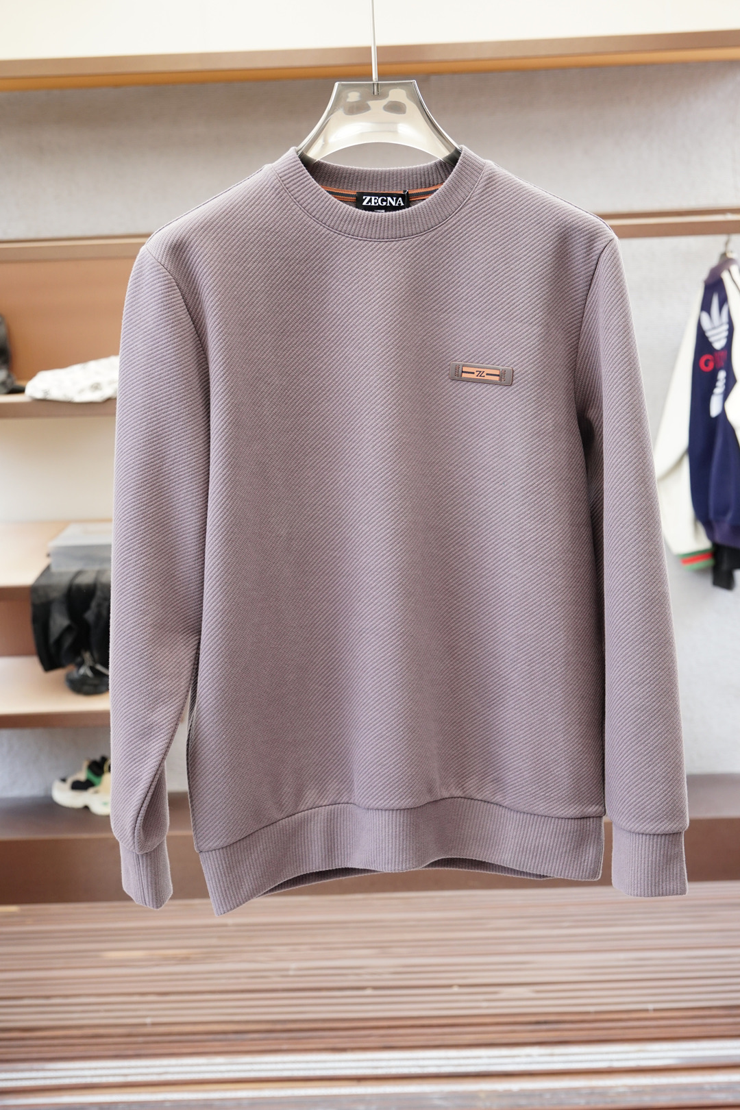 杰尼亚-2025秋款本款卫衣衫以素净棉质针织，再借Logo宣告 2025 秋冬秀场风尚，可为各式造型注入