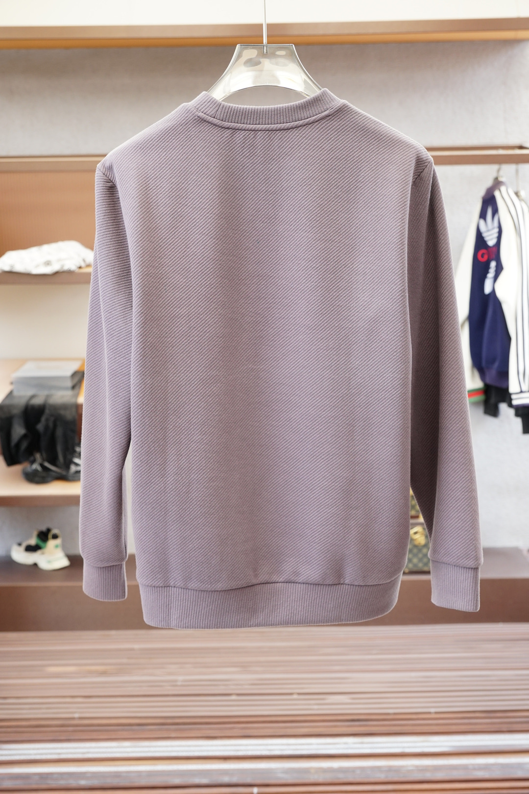 杰尼亚-2025秋款本款卫衣衫以素净棉质针织，再借Logo宣告 2025 秋冬秀场风尚，可为各式造型注入