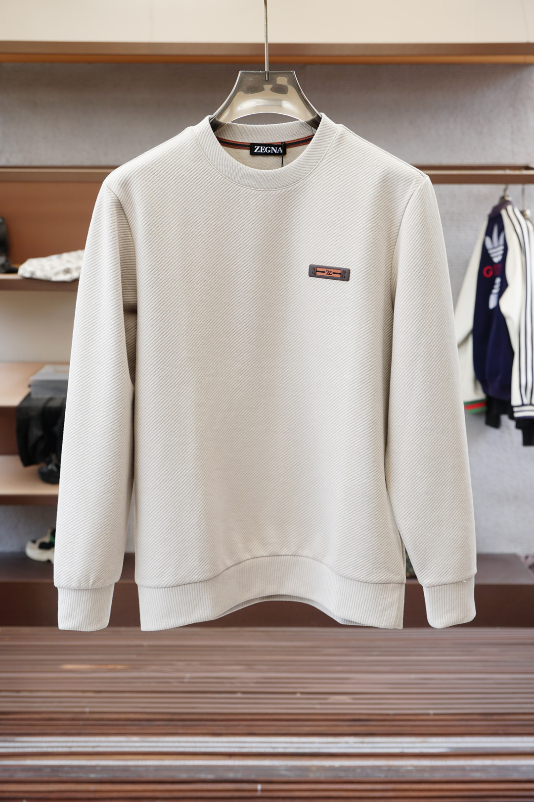 杰尼亚-2025秋款本款卫衣衫以素净棉质针织，再借Logo宣告 2025 秋冬秀场风尚，可为各式造型注入