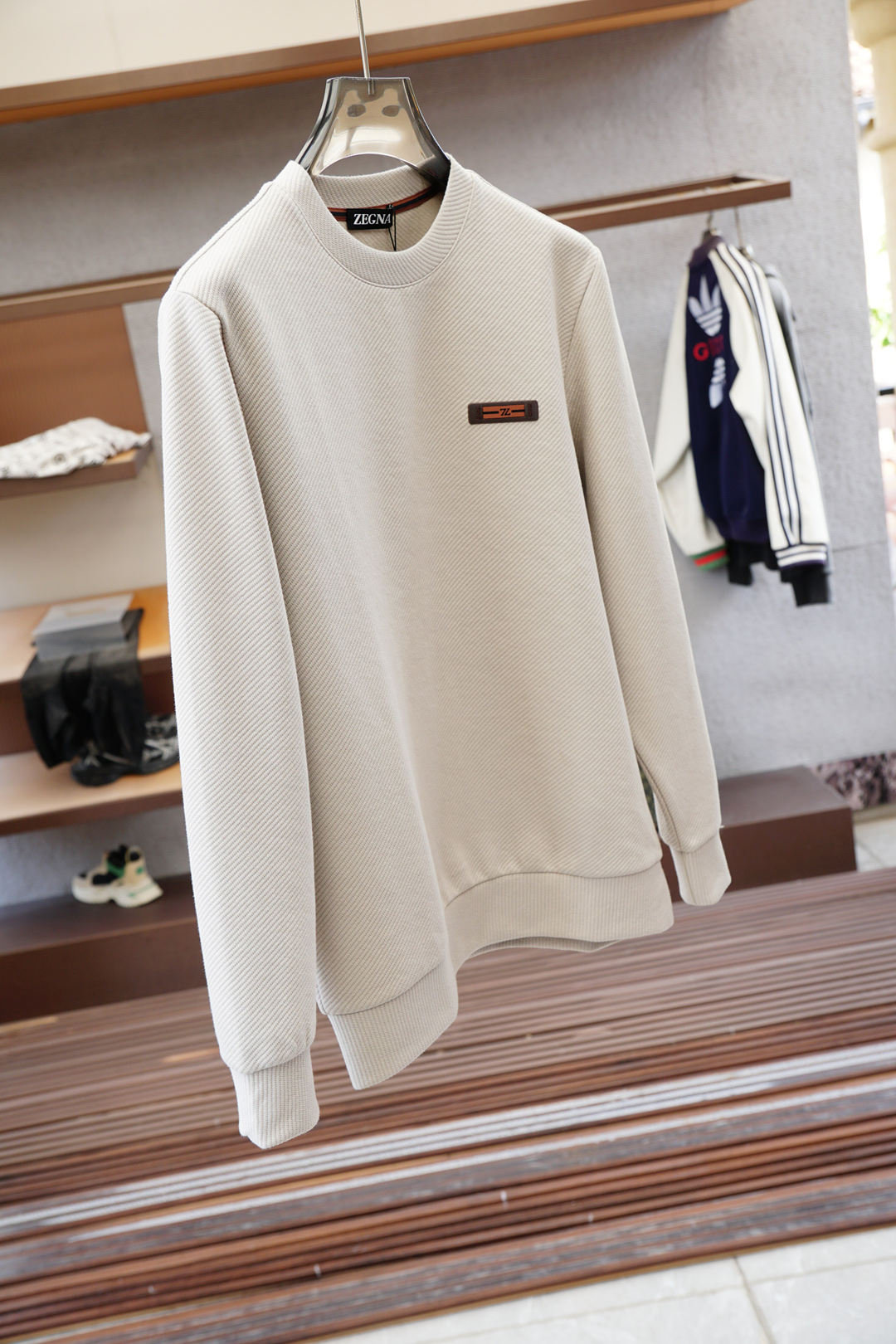 杰尼亚-2025秋款本款卫衣衫以素净棉质针织，再借Logo宣告 2025 秋冬秀场风尚，可为各式造型注入