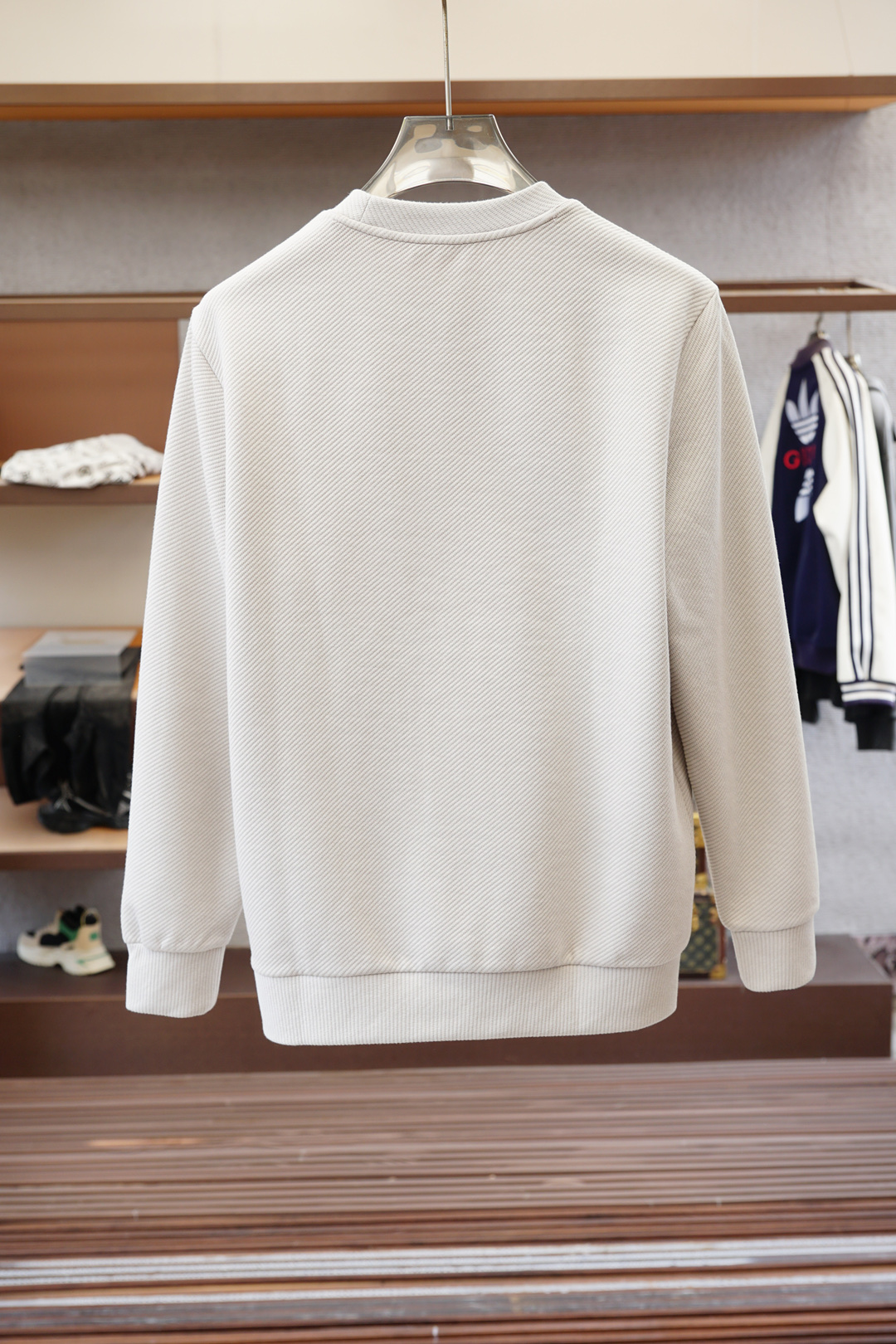 杰尼亚-2025秋款本款卫衣衫以素净棉质针织，再借Logo宣告 2025 秋冬秀场风尚，可为各式造型注入