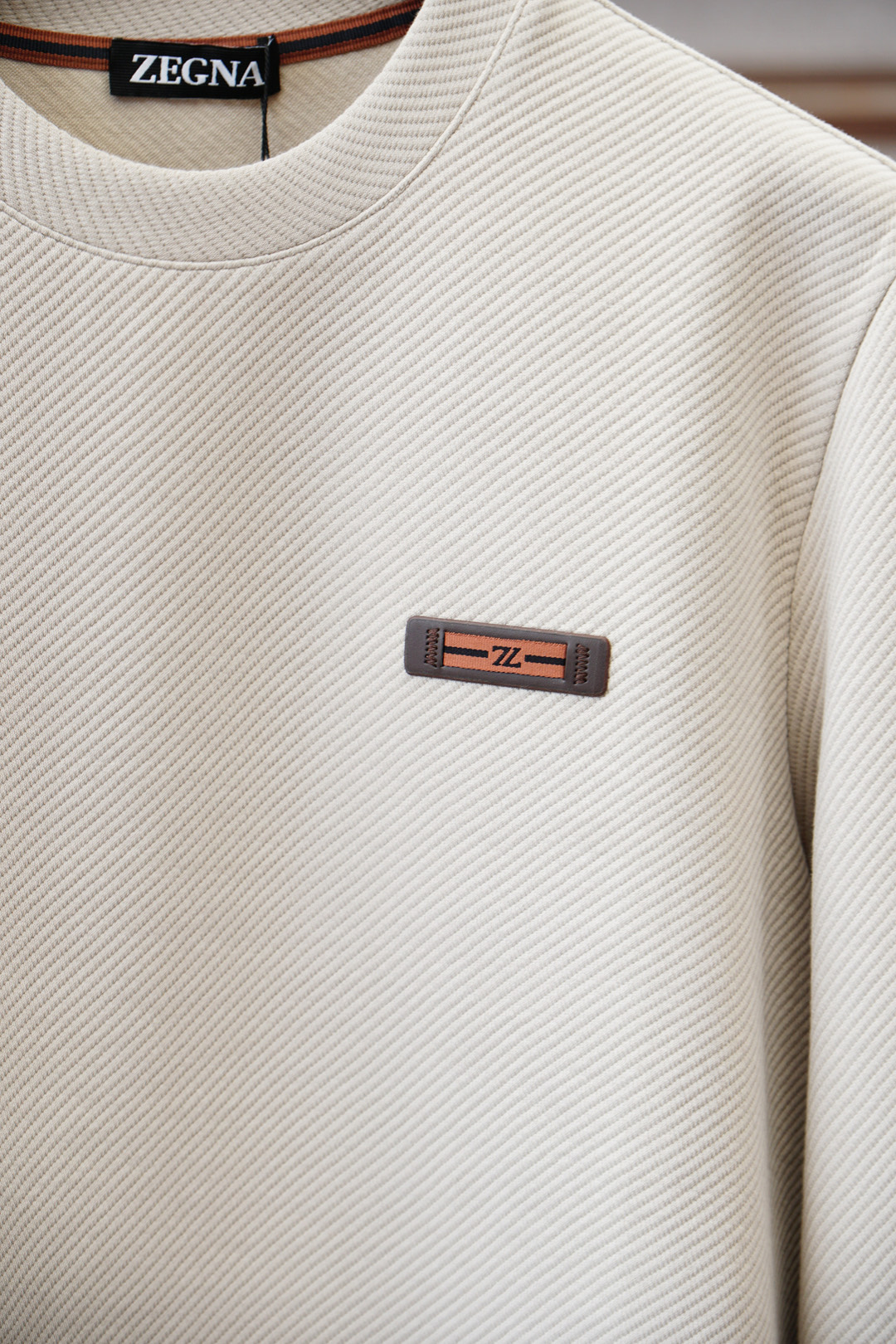 杰尼亚-2025秋款本款卫衣衫以素净棉质针织，再借Logo宣告 2025 秋冬秀场风尚，可为各式造型注入