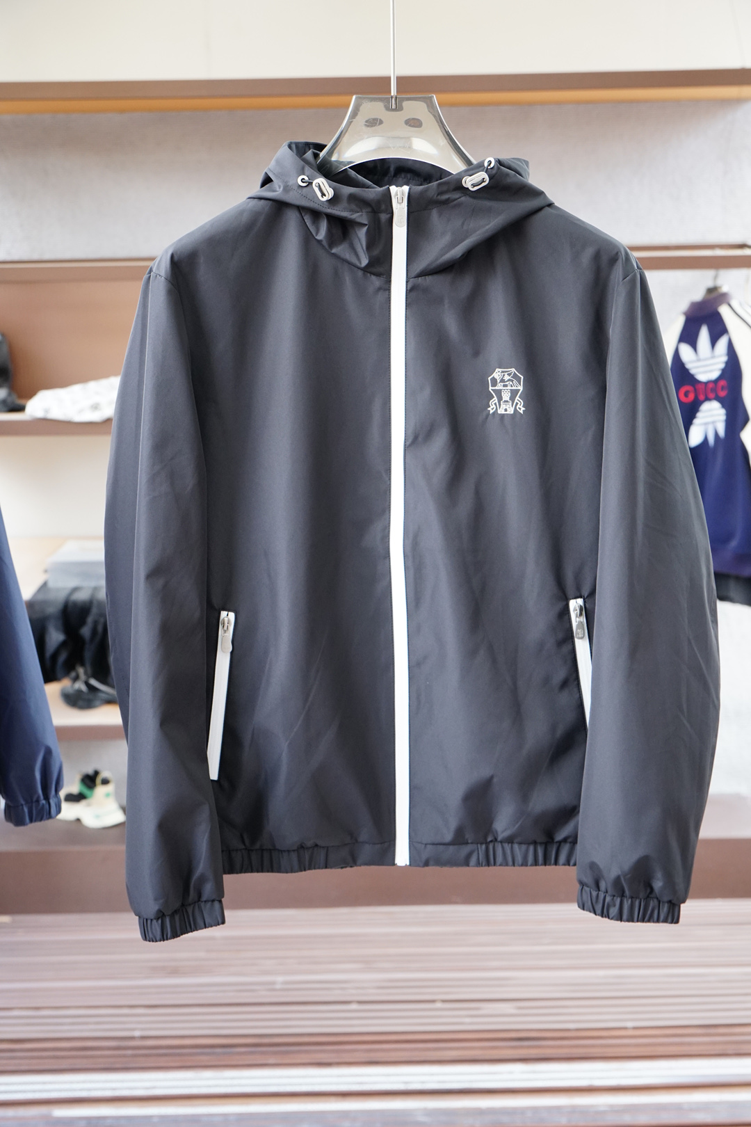 NO:527282,Bruti - BC-2025 autumn and winter new series # Opens new ways to wear autumn and winter outfits, new autumn and winter jackets 2025 latest series, classic polyester fiber material, obliquely cut and spliced ​​back large body cloth, odorizing the combination of Italian luxury cutting and top fashion design, the upper body presents a loose and not bloated refreshing effect. Full satin lining, classic bright green contrasting color wrapping rollers inside, mature craftsmanship shows the beauty of elegance and delicateness. Spliced ​​elastic threaded hem, low-key and fashionable, within reach. Color black blue and gray caramel color Size M-3XL,, jackets & coats, alexander wang19860909布鲁提- BC-2025秋冬新款系列# 开启秋冬穿搭新玩法,秋冬新款外套 2025最新系列,经典的聚酯纤维材质,斜裁拼接后幅大身布,体味意式奢华裁剪与顶尖时尚设计的结合,上身呈现宽松不臃肿的清爽效果.全缎面里布,内里经典亮绿撞色包边滚条,成熟工艺尽显优雅与细腻之美.拼接弹力螺纹下摆,低调时尚,触手可及. 颜色黑色蓝灰焦糖色 尺码M-3XL,,jackets & coats,alexander wang,Men's clothing